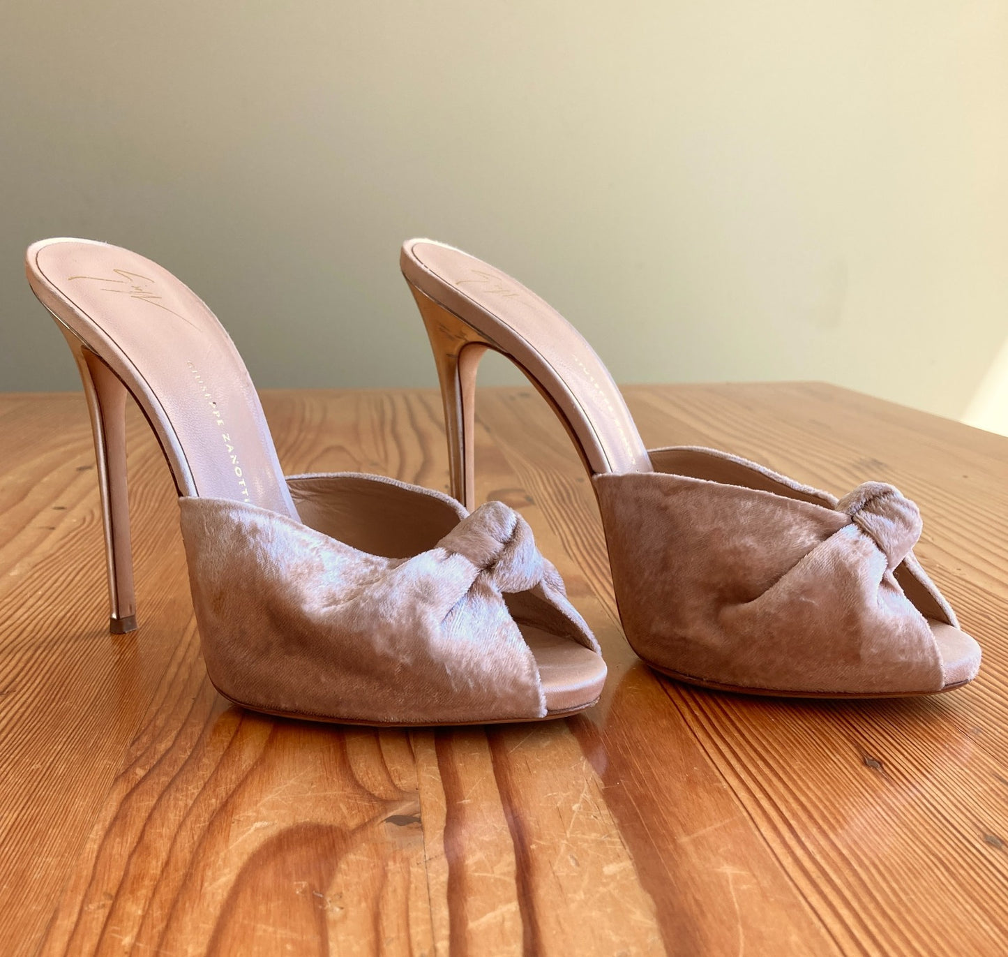 Giuseppe Zanotti $625 Blush Velvet Bridget Heels - Sz 39 / 8 *flaw - 0709EH