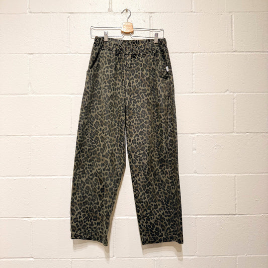 Le Bon Shoppe Green Leopard Patterned Arc Barrel Pants - Size M - 0624KB