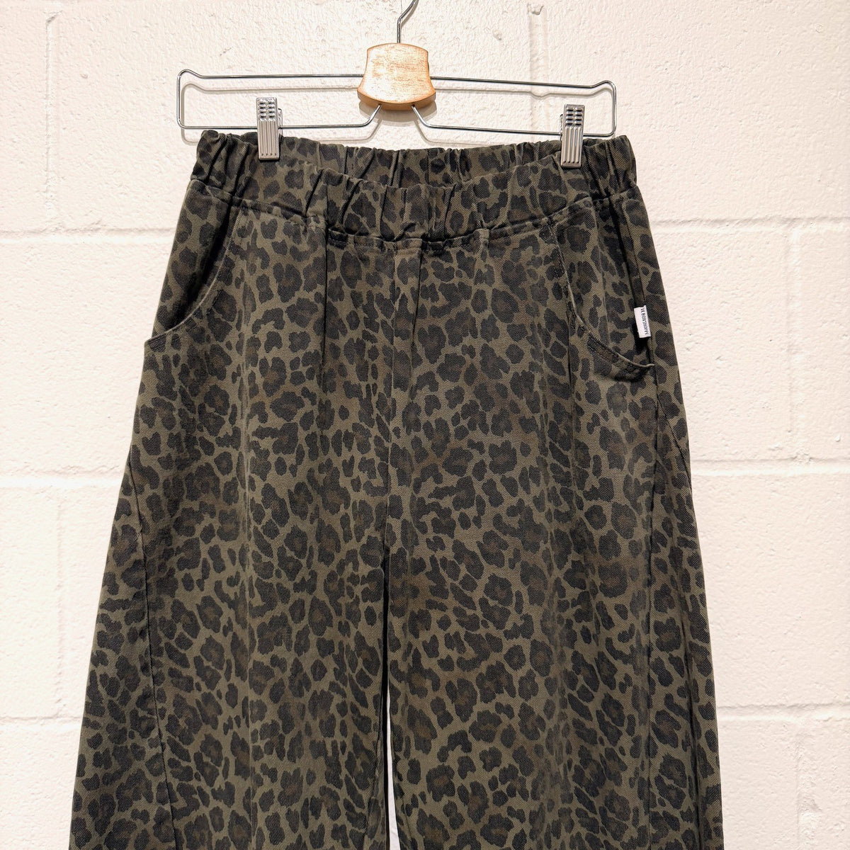 Le Bon Shoppe Green Leopard Patterned Arc Barrel Pants - Size M - 0624KB