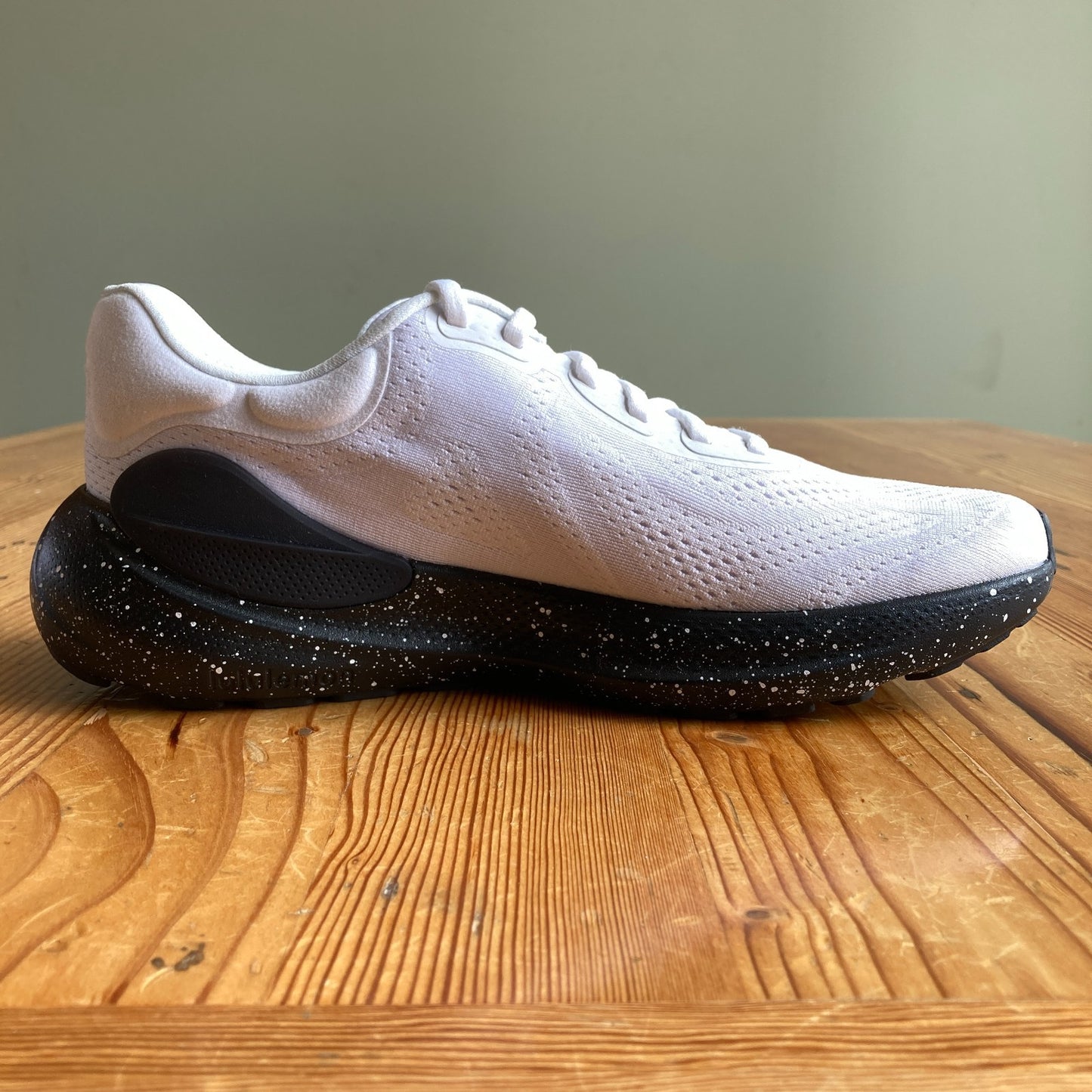 Lululemon Mens $158 White & Black Beyondfeel Running Shoes - Sz 9 - NEW - 0102BW