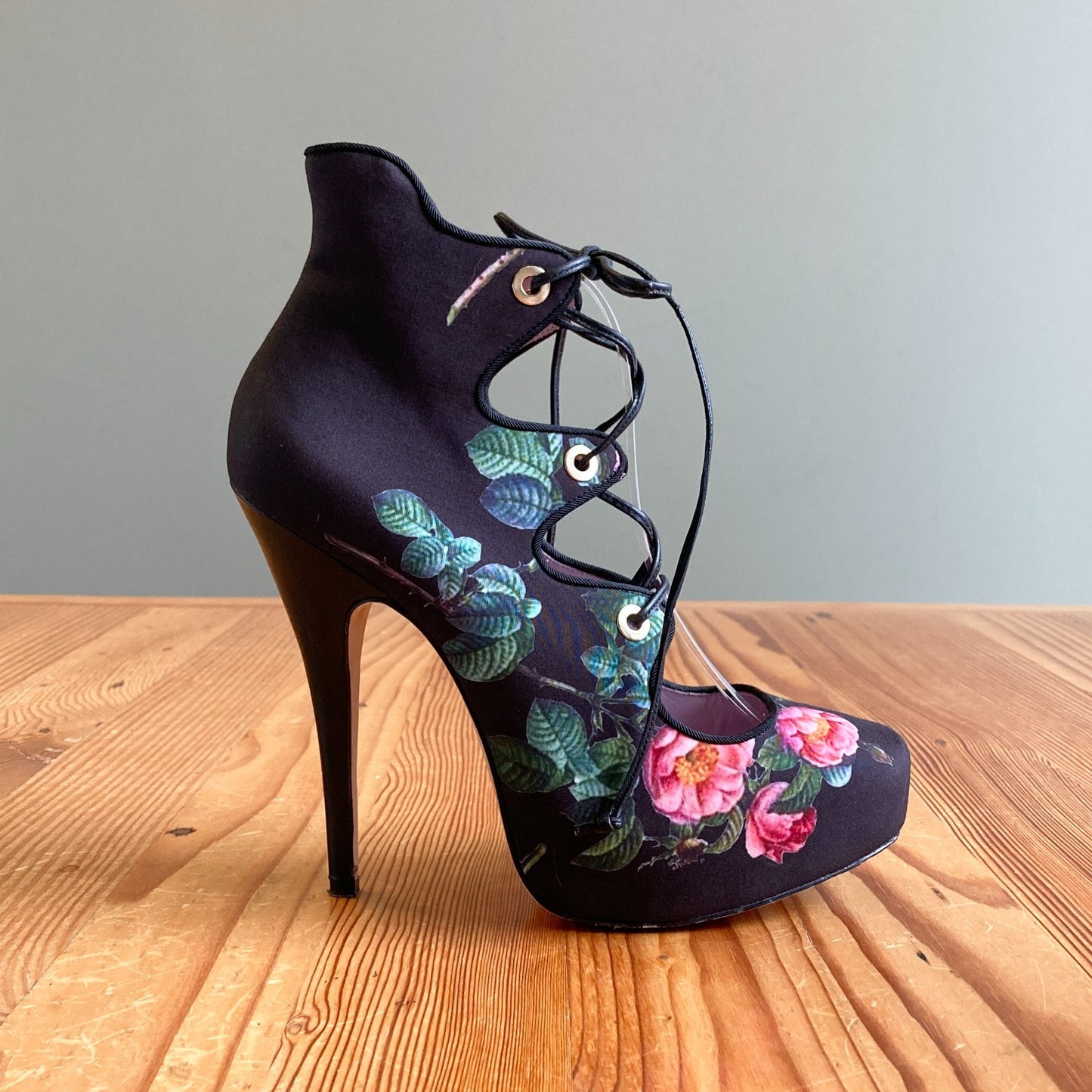 40 / 10 - Vivienne Westwood Anglomania Black Floral Lace Up Heels w/ Box 1021KD