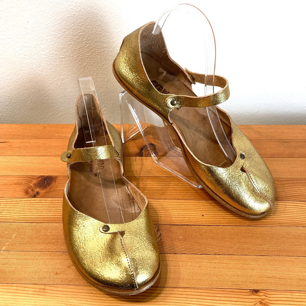Cydwoq Gold Crackled Leather Maryjane Rouns Toe Flats Shoes - Size 39 - 0721DK