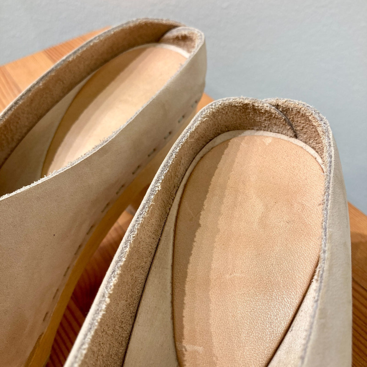 Bryr Tan Leather Wood Heel Cross-Strap Sandals Shoes - Size 36 / 6 - 0312IG