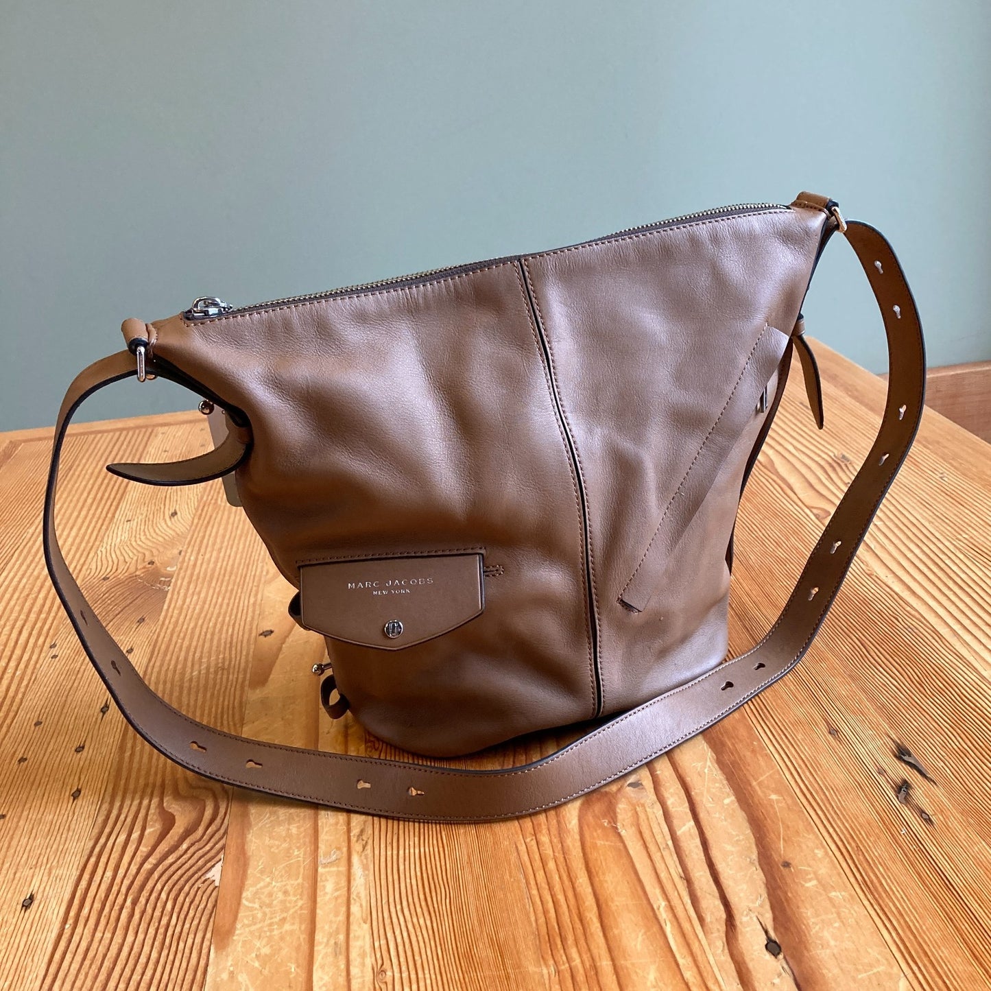 Marc Jacobs $495 Oak Brown Leather Sling Crossbody Purse Bag 0306ML