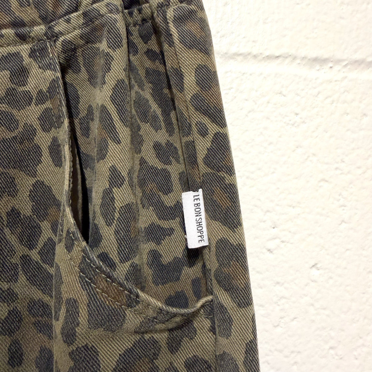 Le Bon Shoppe Green Leopard Patterned Arc Barrel Pants - Size M - 0624KB
