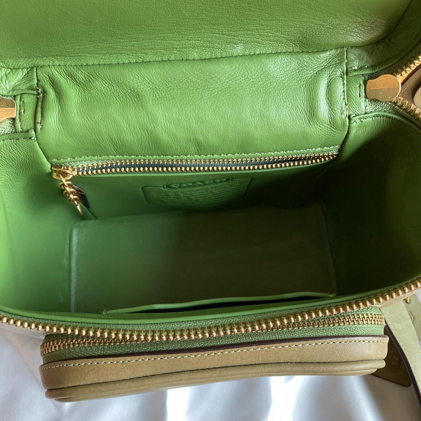 Coach Light Green Leather Utility Crossbody 18 Turnlock Pocket Bag - 0731LR