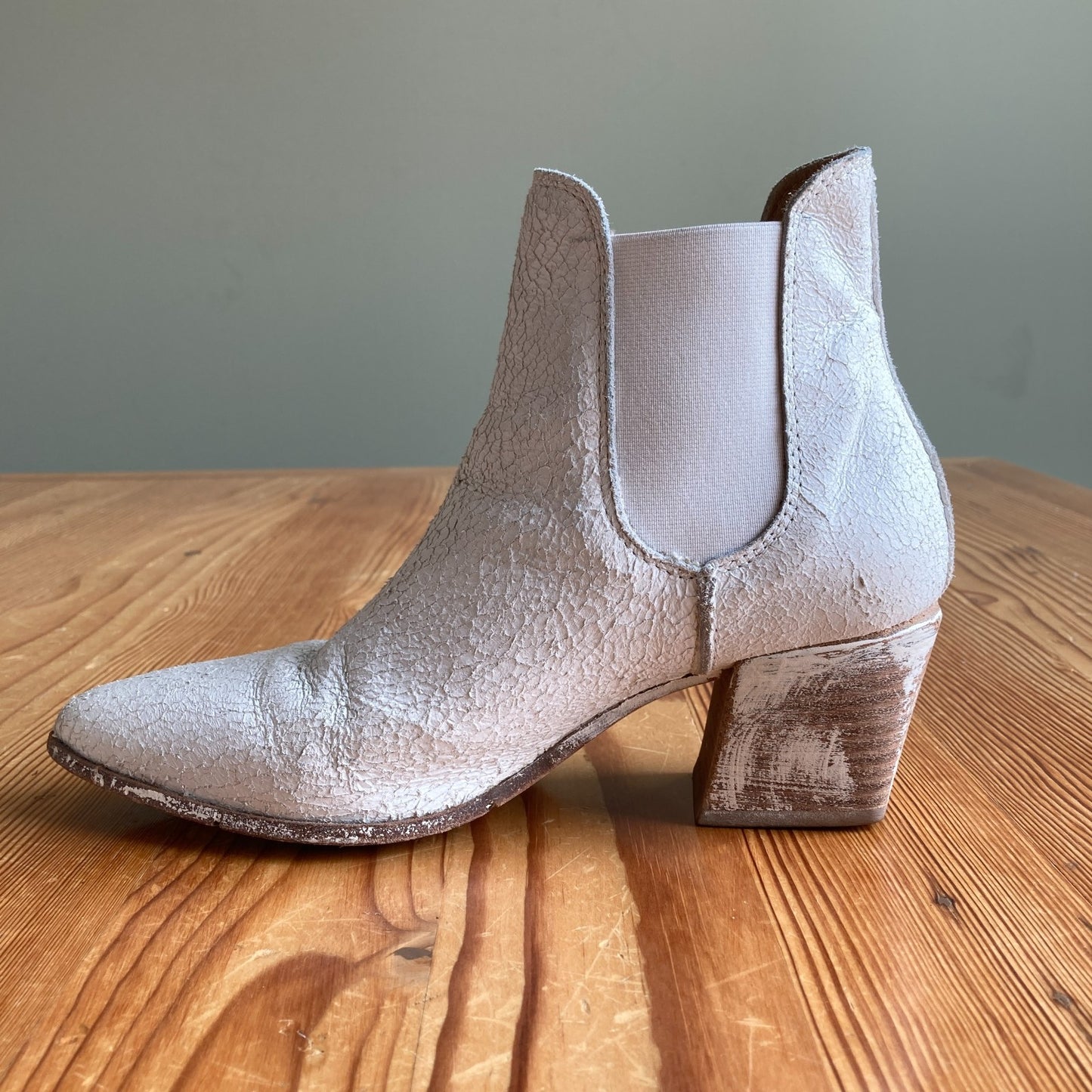 MoMa White Crackled Leather Point Toe Ankle Chelsea Boots - Size 36 / 6 - 1220MM