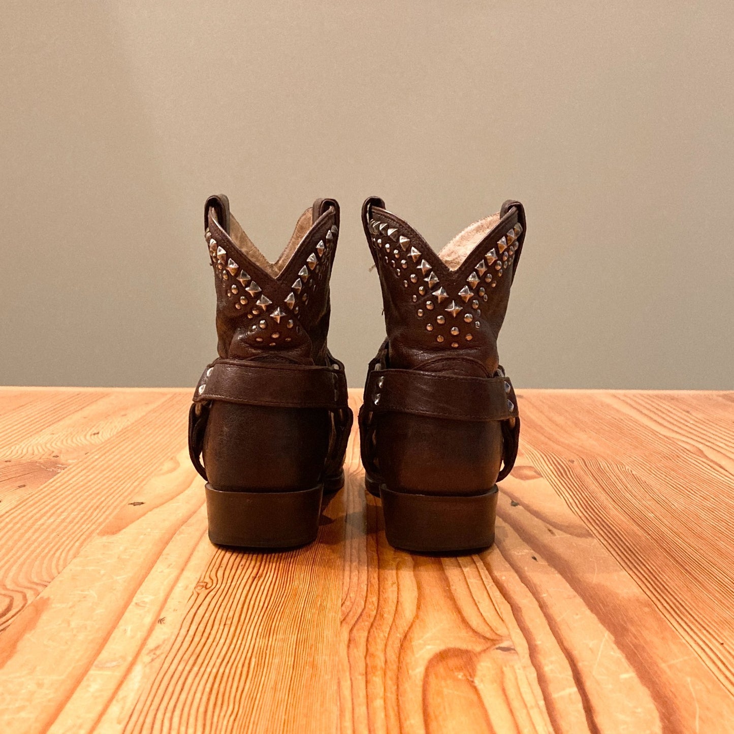 9.5 - Frye Dark Brown Leather Studded Billy Biker Short 76175 Boots 1111KF