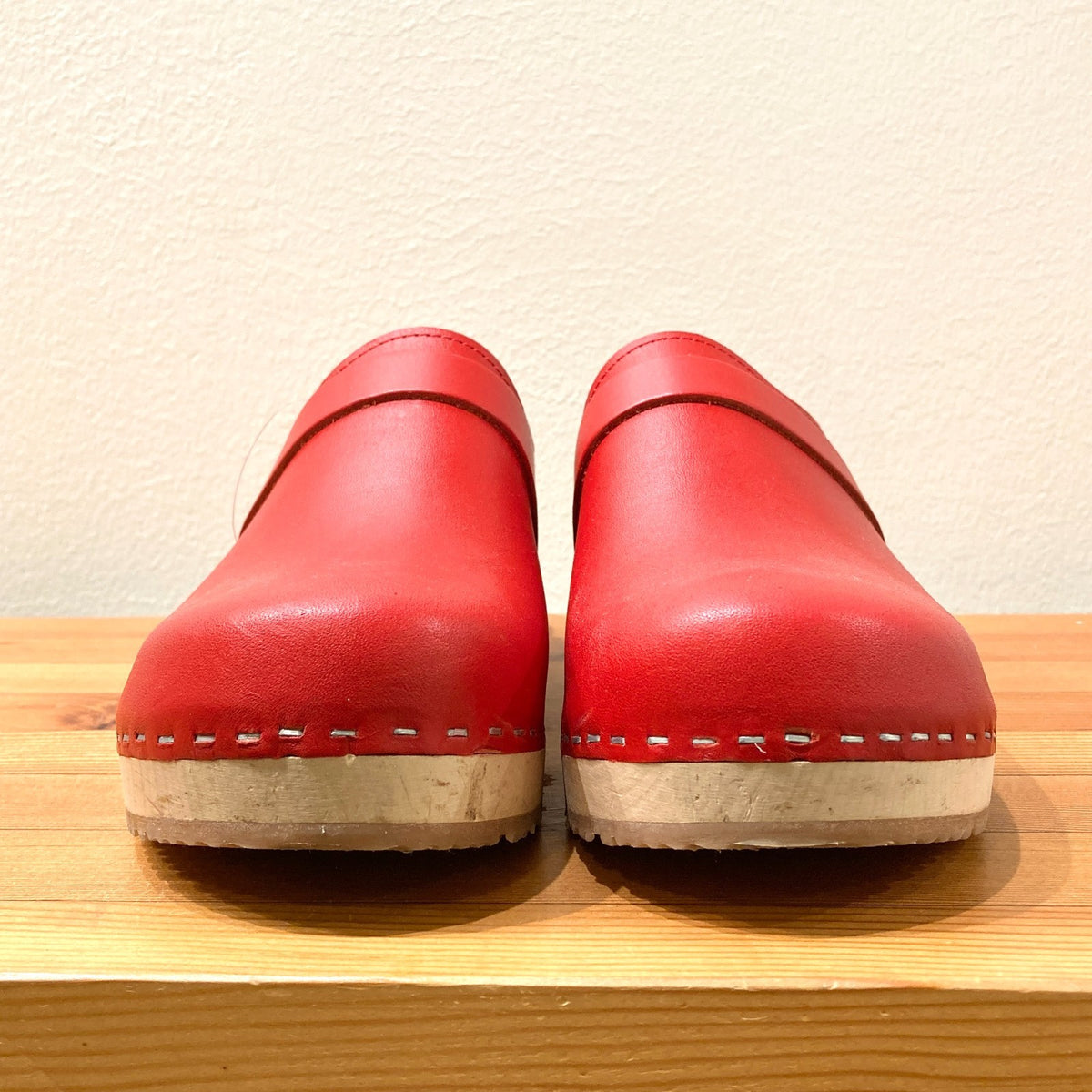 Sandgrens Red Leather Low Heel Stapled Wood Sole Clogs - Size 41 / 10 - 0916KJ