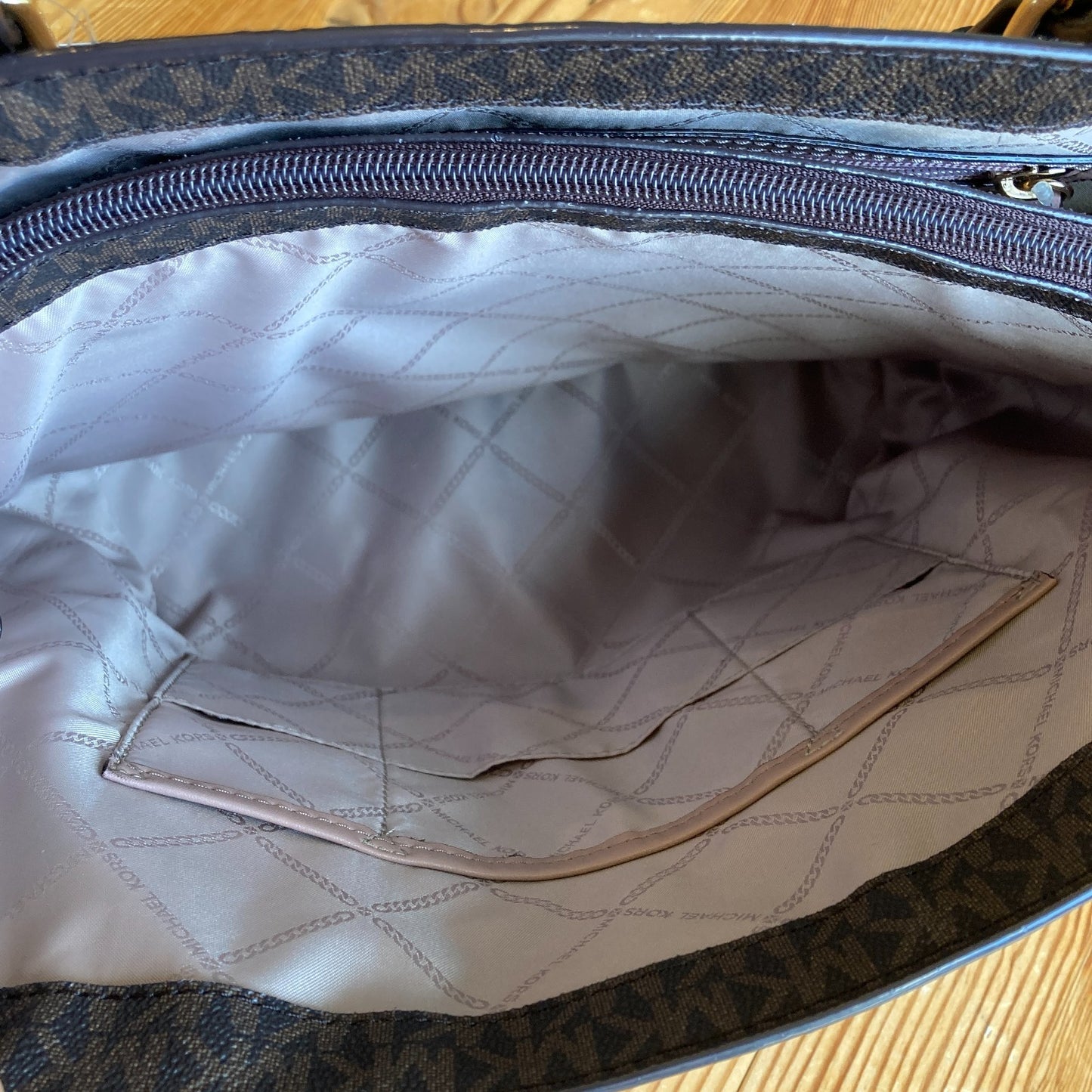 Michael Kors Fawn Voyager Medium Crossgrain Two-Tone Leather Tote Bag - 0328MM