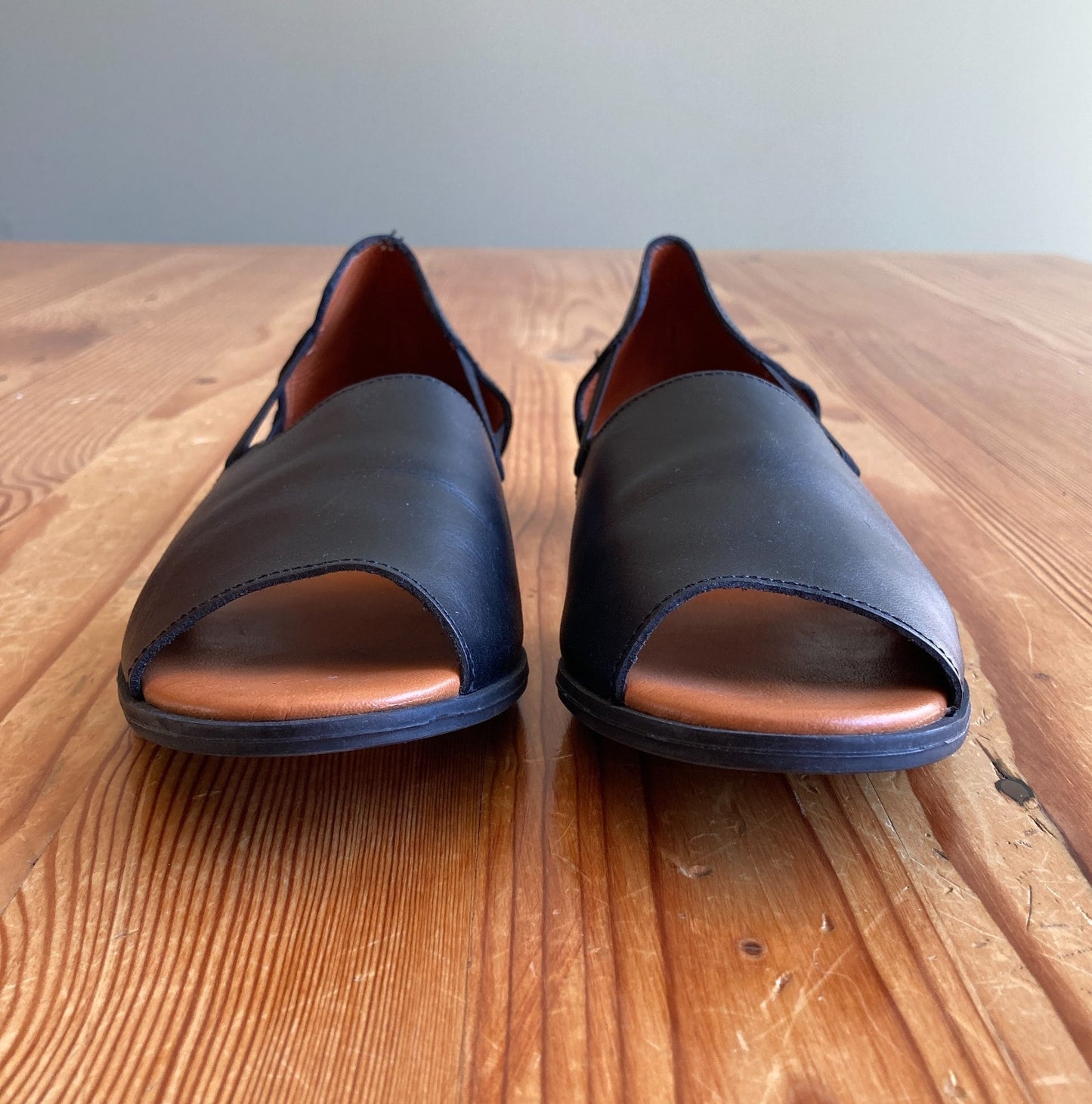 Womads $198 Jet Black Peep Toe Sandals Flats Shoes - Size 6 - 0426MK