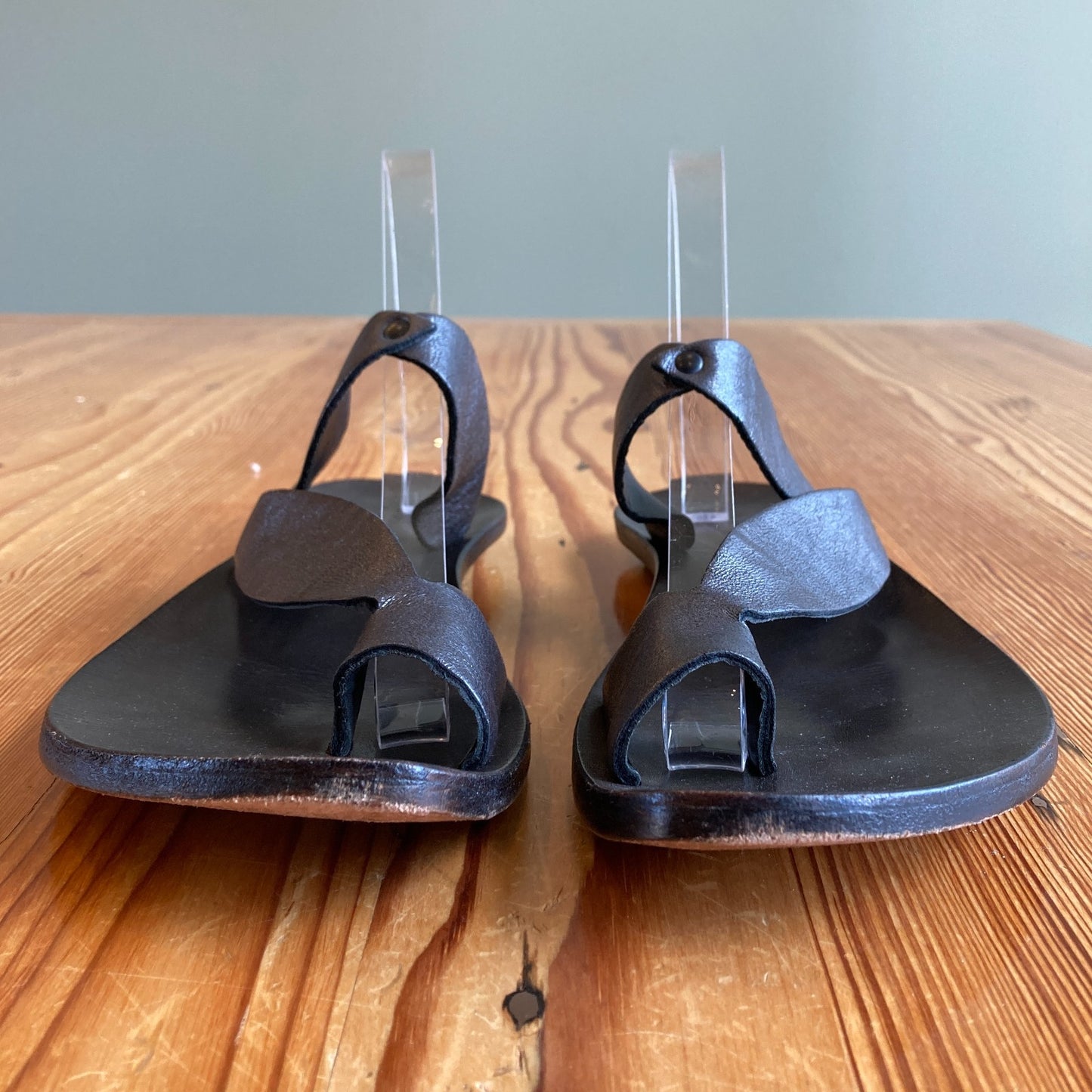 Cydwoq Gray Metallic Leather Cat Flat Sandals - Size 40 / 10 - 1114LH