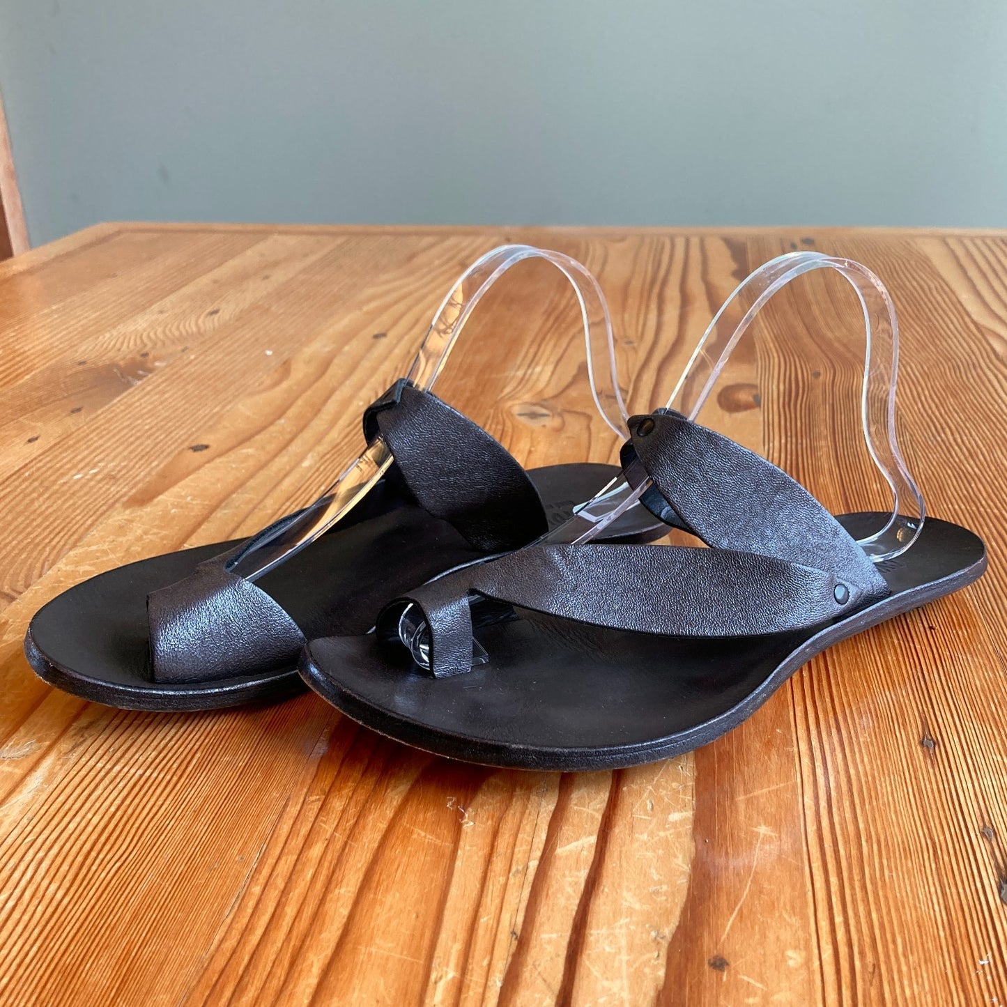 Cydwoq Gray Metallic Leather Cat Flat Sandals - Size 40 / 10 - 1114LH