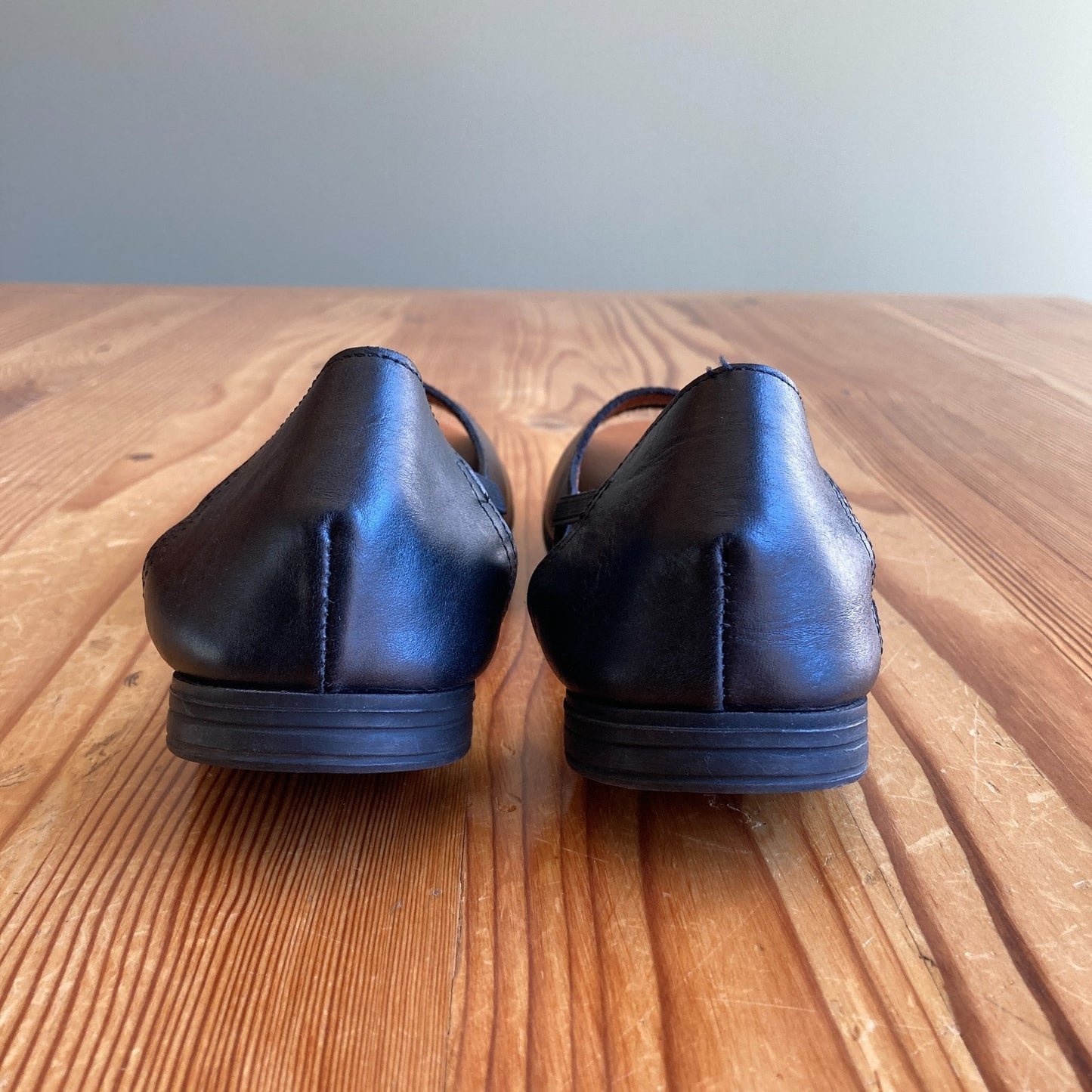 Womads $198 Jet Black Peep Toe Sandals Flats Shoes - Size 6 - 0426MK