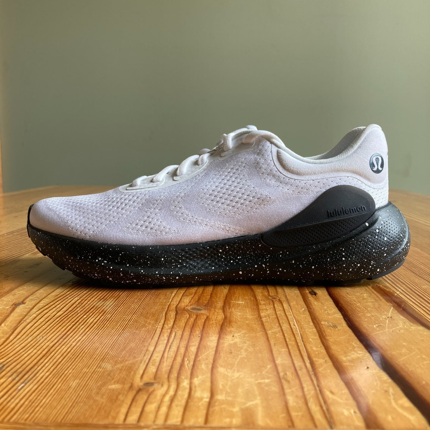 Lululemon Mens $158 White & Black Beyondfeel Running Shoes - Sz 9 - NEW - 0102BW