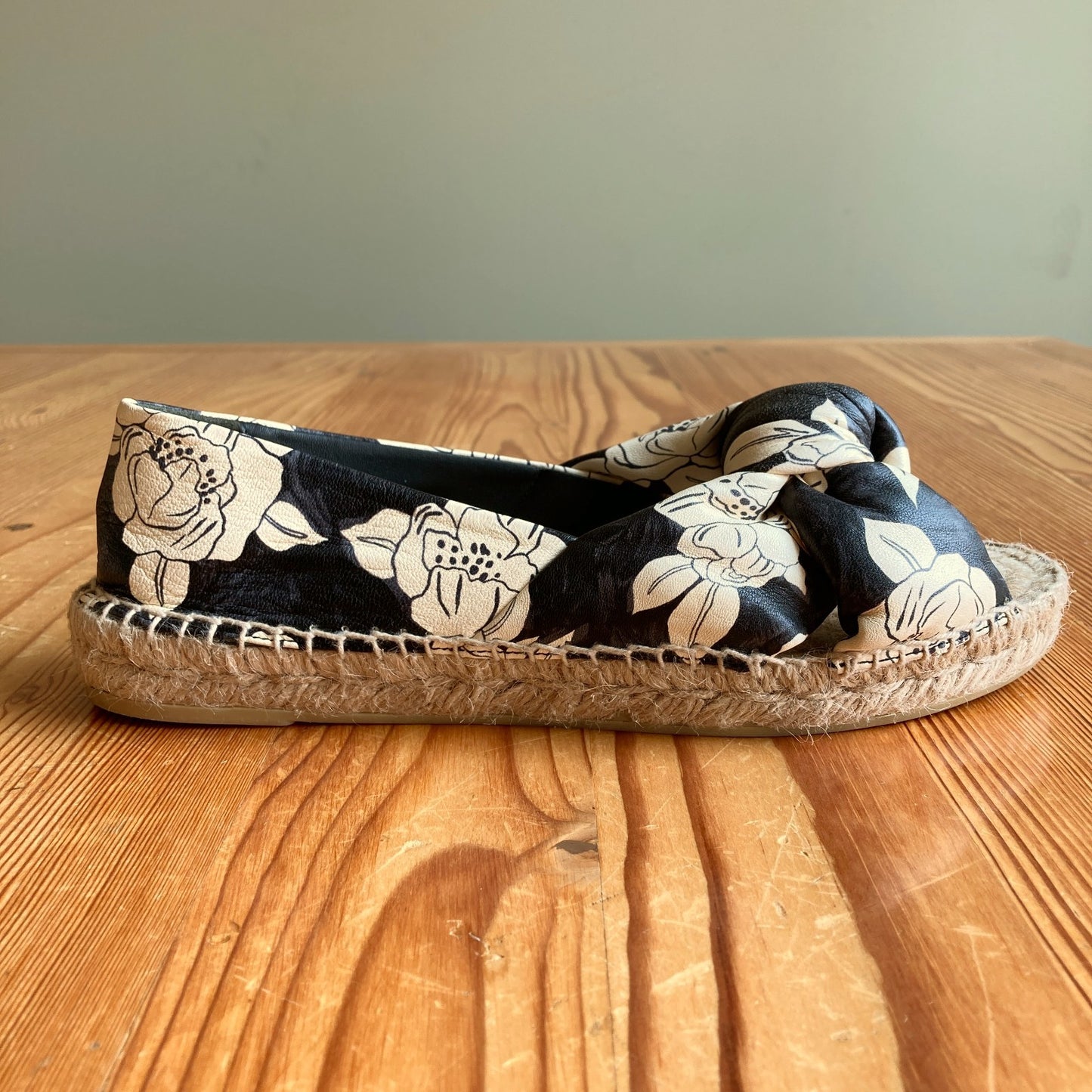 Miu Miu Black White Floral Leather Jute Open Sandals - Size 39 / 8.5 - 1107TZ