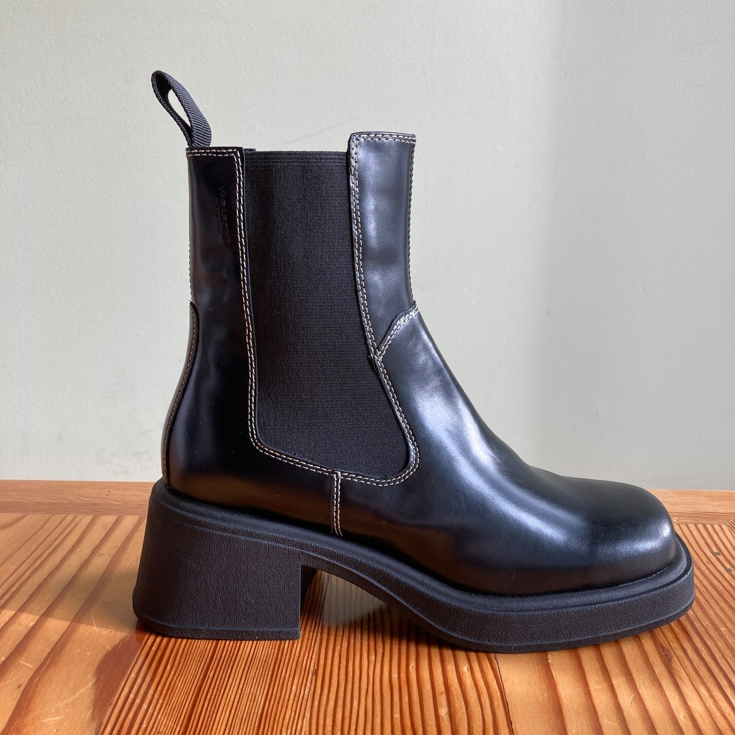 36 / 6 - Vagabond Black Leather Square Toe Dora Chelsea Pull-On Boots 0312IG