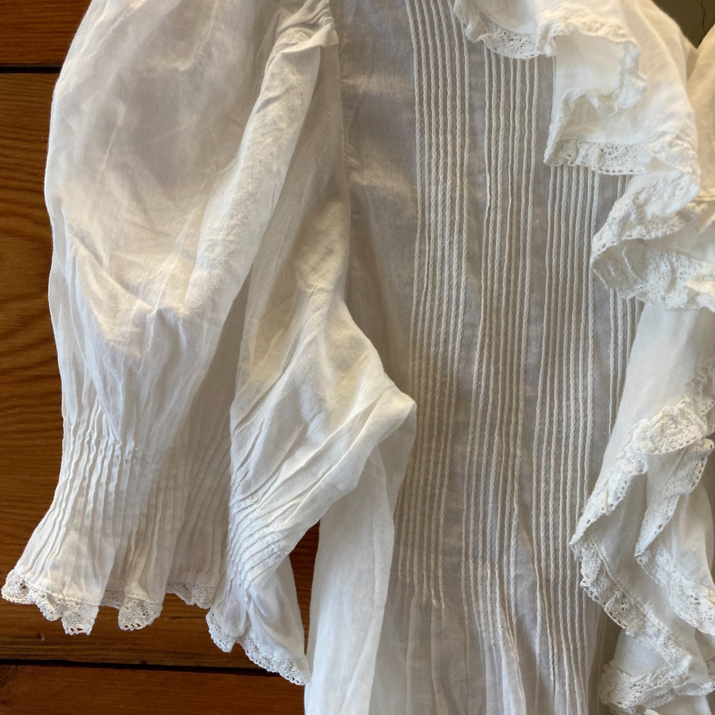 Dôen White Sheer Cotton Ruffled Neckline Short Sleeve Top - Size M - 1011SC