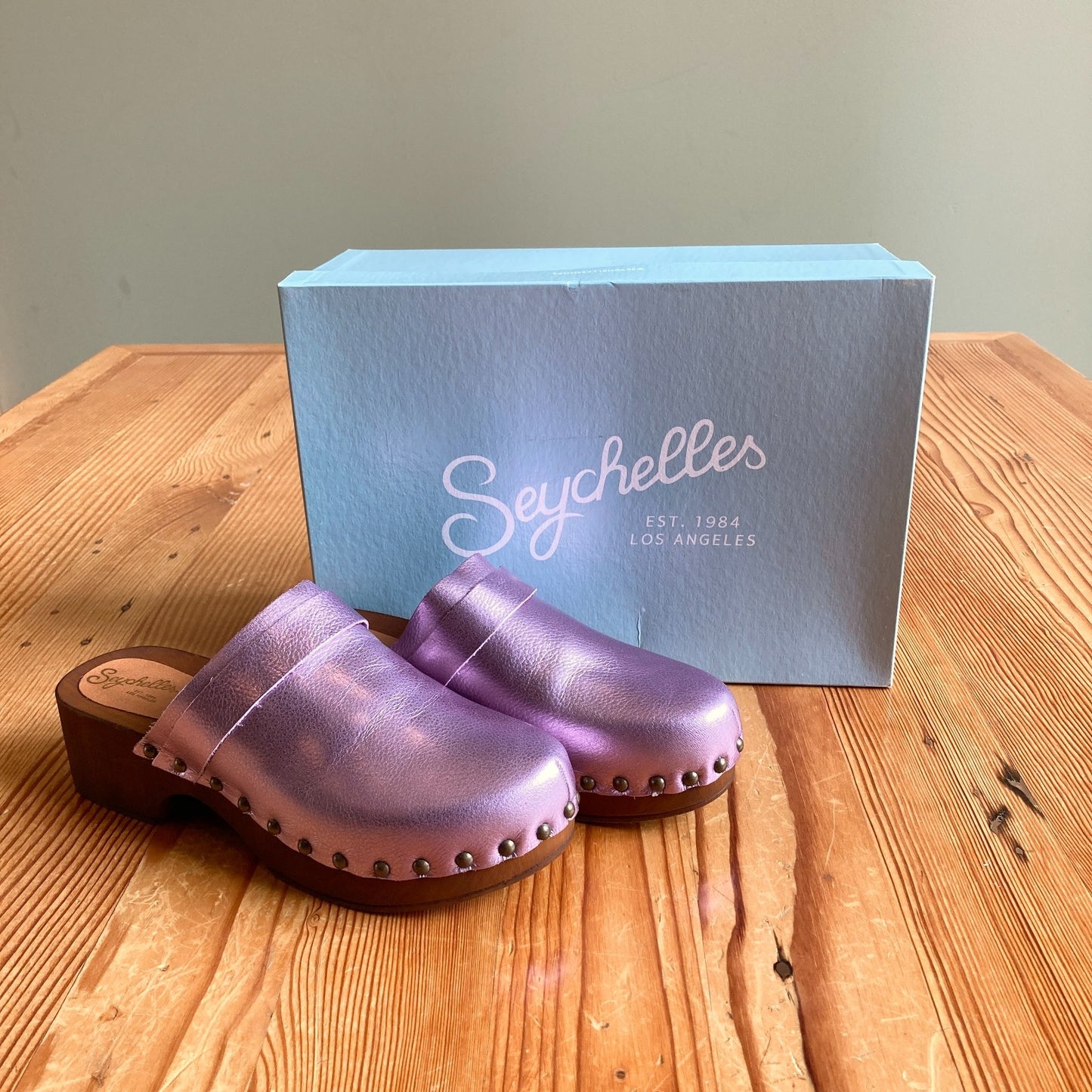 Seychelles NEW Pink Metallic Loud & Clear Clogs w/ Box - Size 6.5 - 0530MM