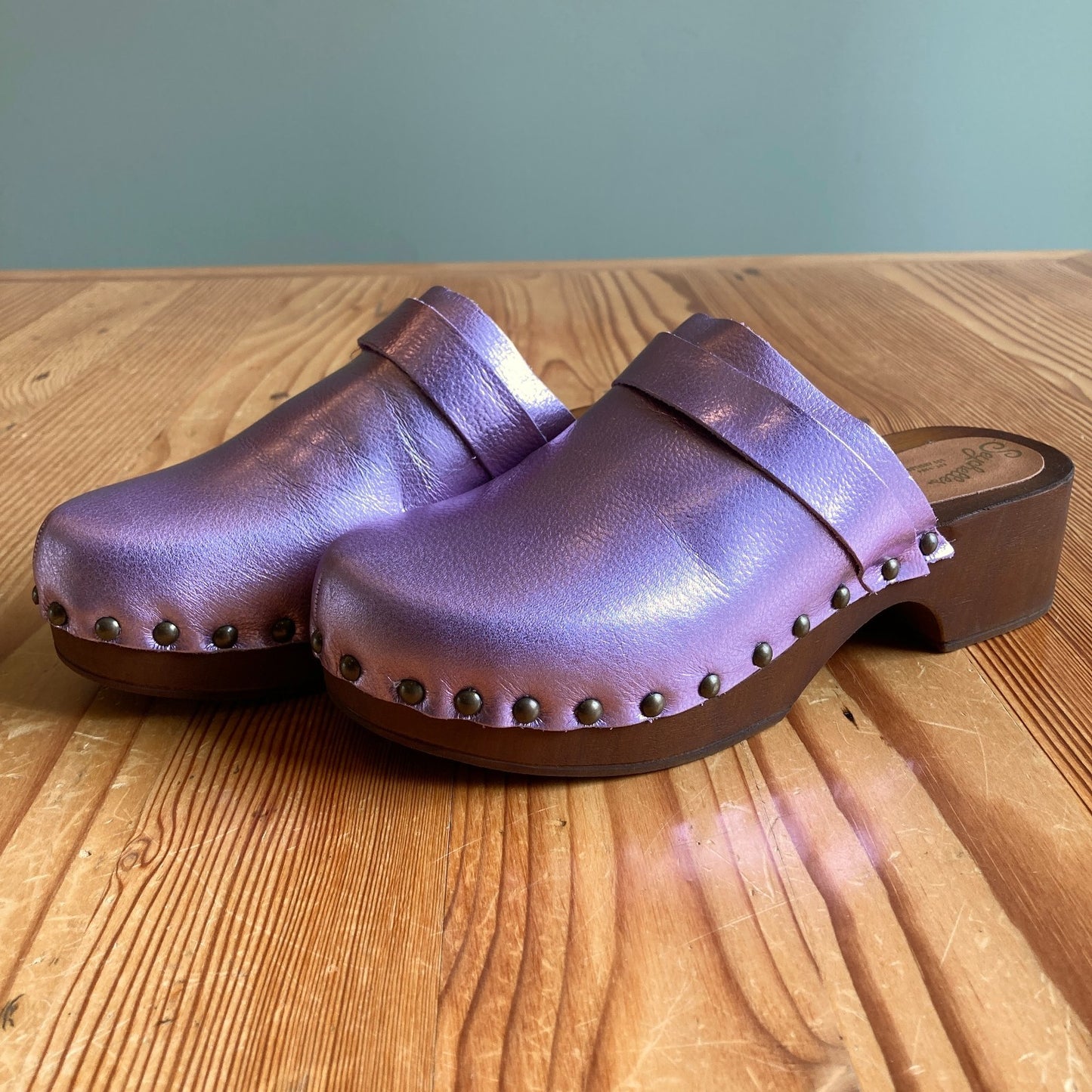 Seychelles NEW Pink Metallic Loud & Clear Clogs w/ Box - Size 6.5 - 0530MM
