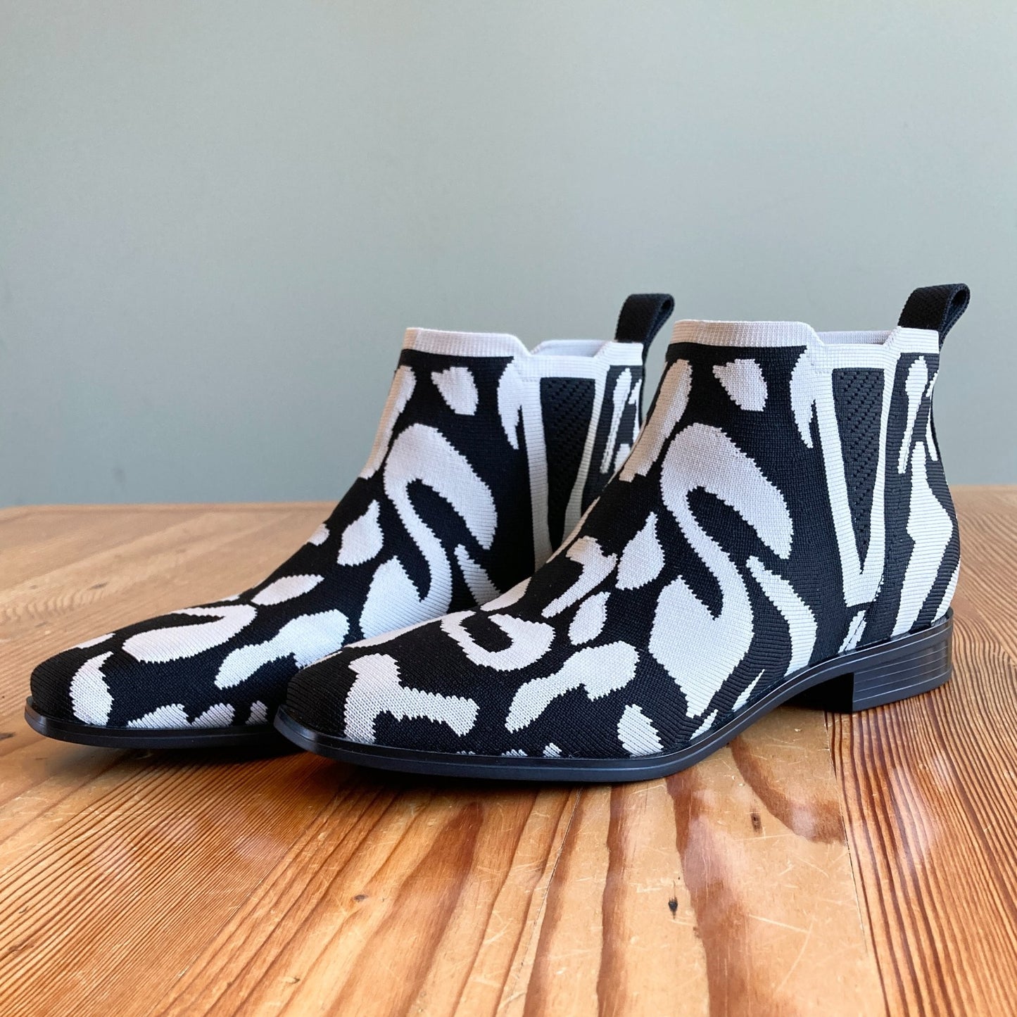 38 / 7-7.5 - Vivaia $179 Ecru Tiger Ryan Slip On Ankle Boots NEW w/ Box 0313TC