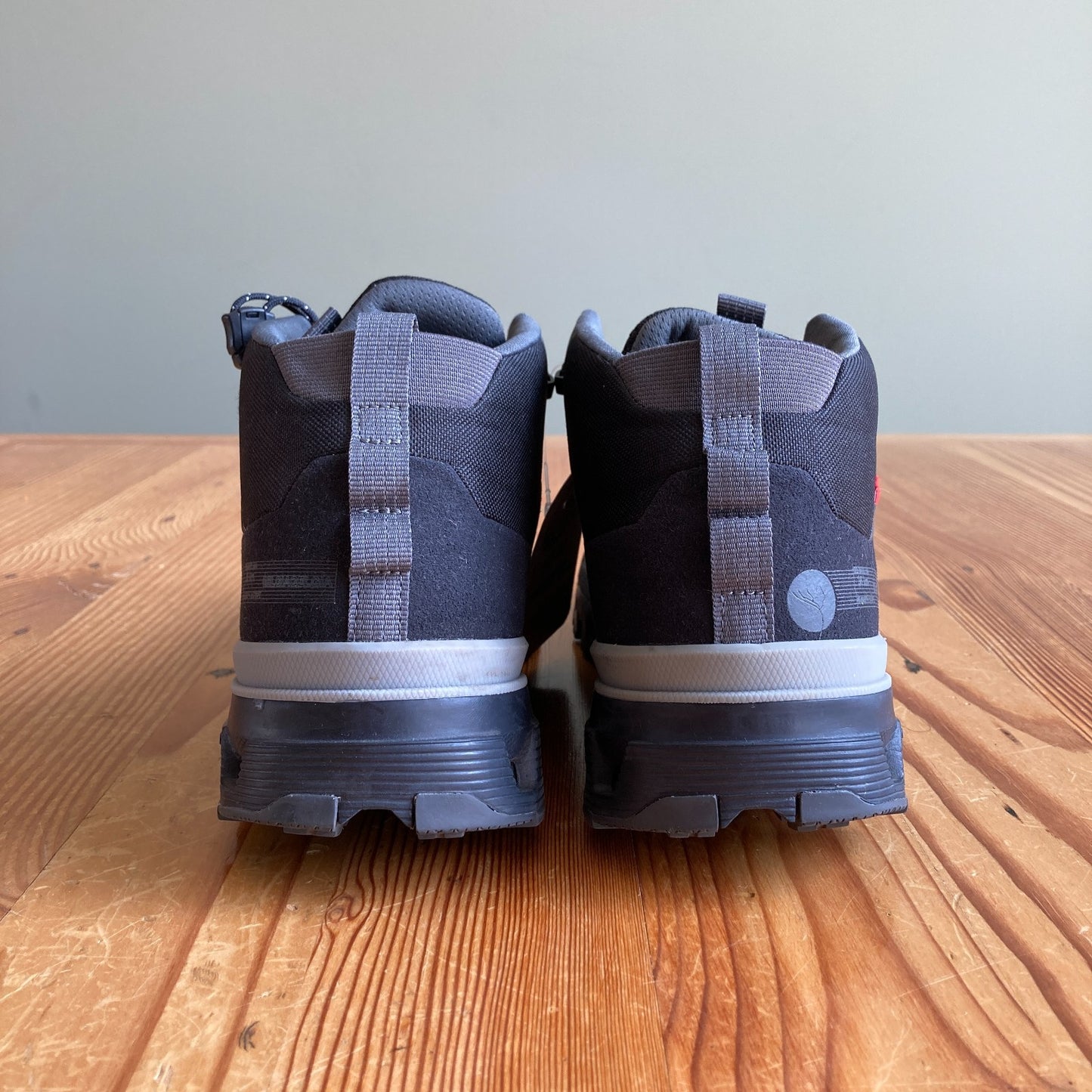 On Black $190 Gray Cloudtrax Lace Up Hiking Sneakers Shoes - Size 9 - 0328NA