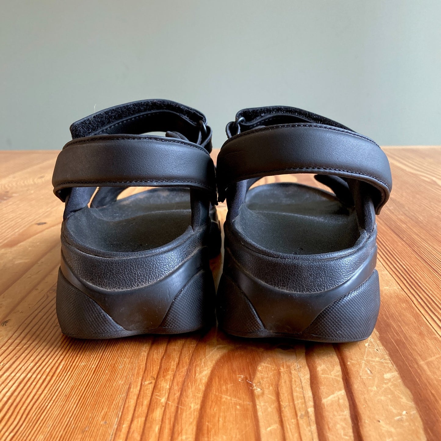 Nike Black Leather Jordan Deja Chunky Molded Sole Sandals - Size 7 - 1016LD