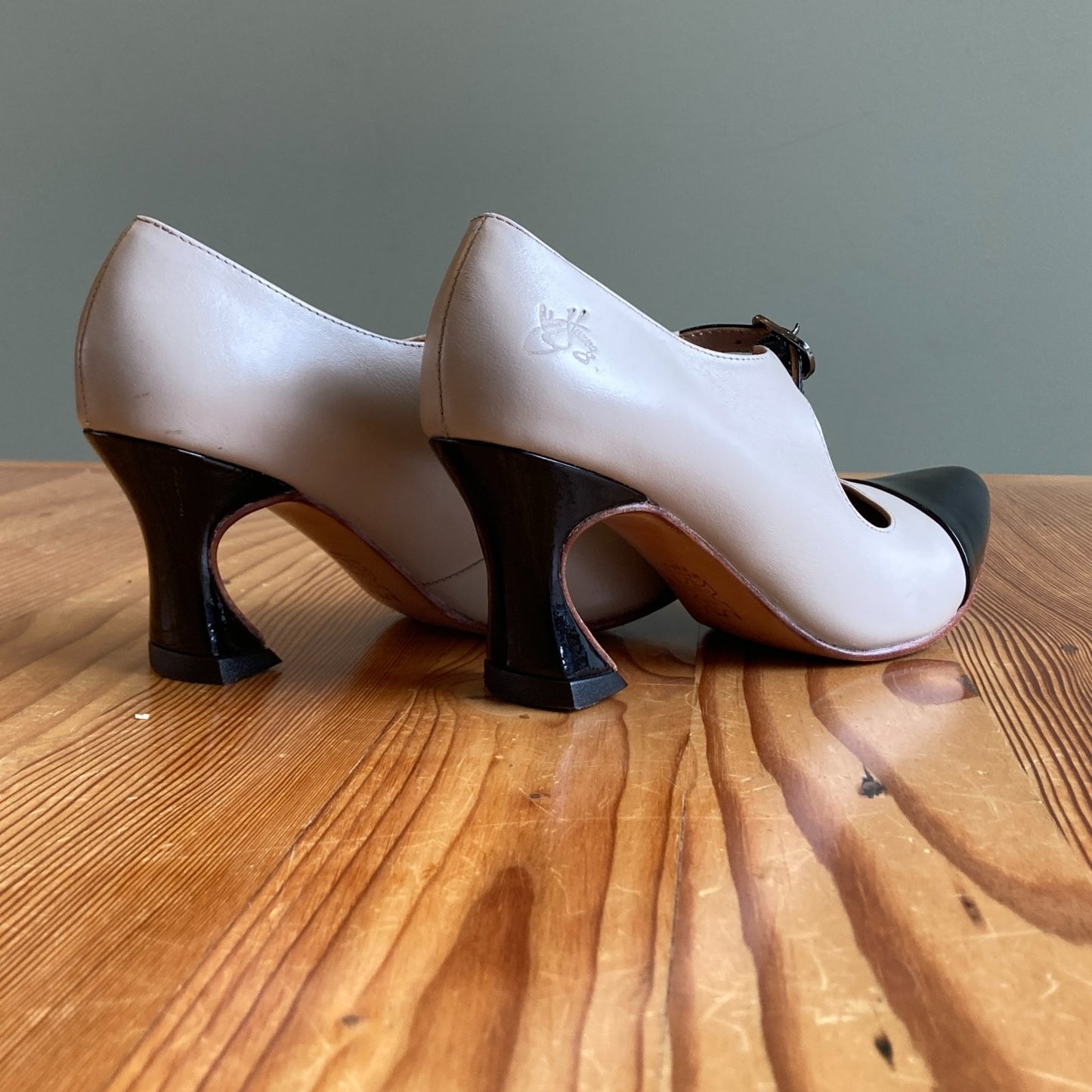 John Fluevog Malala Leather Patent Mary Jane Buckle Pumps EUC Size 6.5 - 0716MD