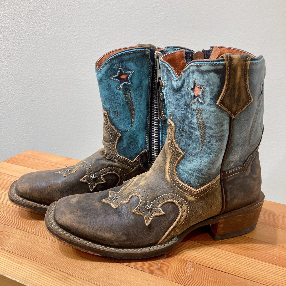 Dan Post Brown & Blue Leather Embroidered Cowboy Boots - Size 8 - EUC - 1122CT