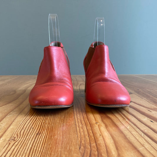 38 / 8 - Creatures of Comfort Red Leather Chelsea Block Heel Ankle Boots 1226MT