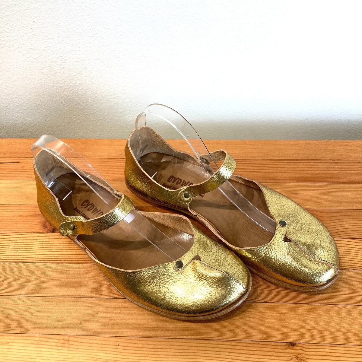 Cydwoq Gold Crackled Leather Maryjane Rouns Toe Flats Shoes - Size 39 - 0721DK