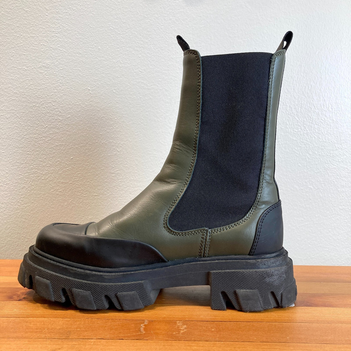 Ganni Green & Black Cleated Mid Platform Chelsea Boots - Size 38 / 8 - 0606RO