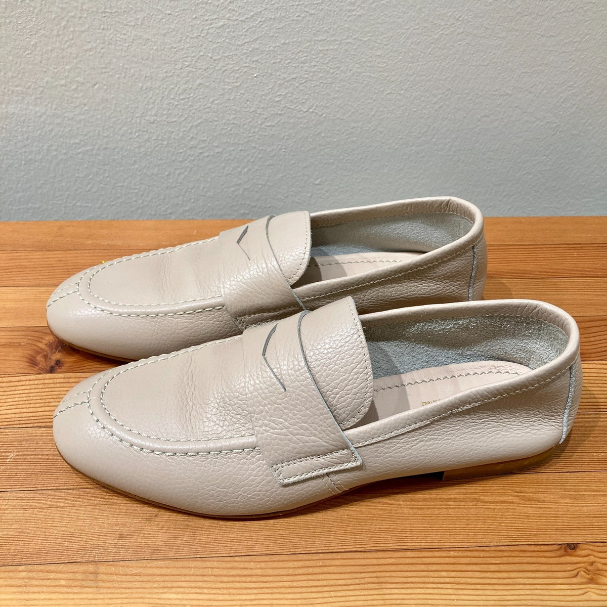 La Canadienne Beige Leather Slip On Penny Loafers Shoes - Sz 38.5 / 8.5 - 0124KG