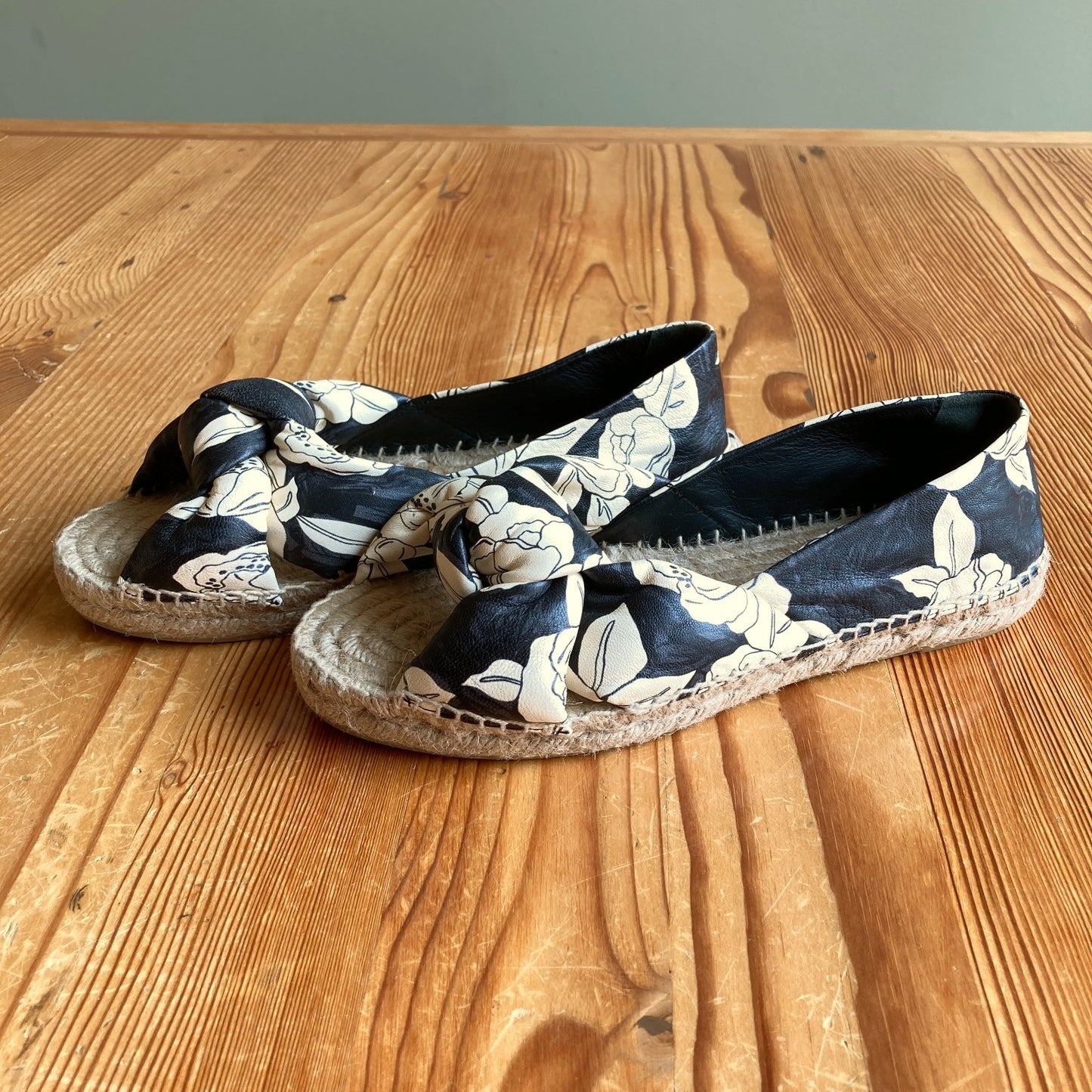 Miu Miu Black White Floral Leather Jute Open Sandals - Size 39 / 8.5 - 1107TZ