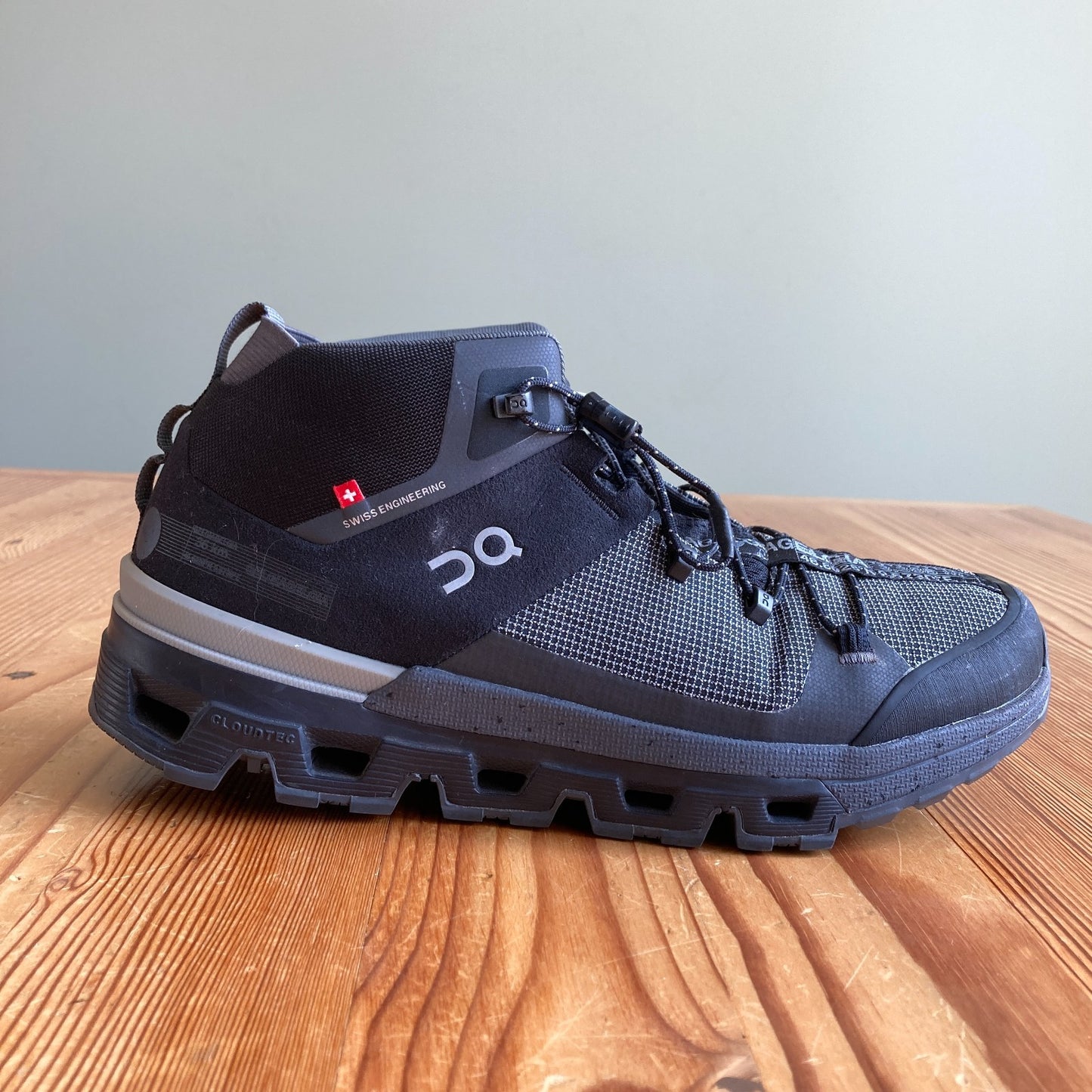 On Black $190 Gray Cloudtrax Lace Up Hiking Sneakers Shoes - Size 9 - 0328NA