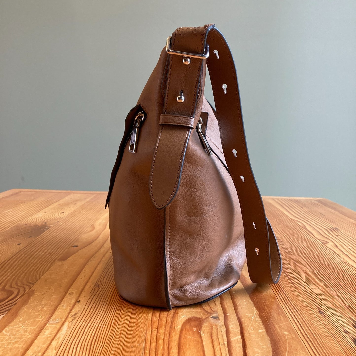 Marc Jacobs $495 Oak Brown Leather Sling Crossbody Purse Bag 0306ML