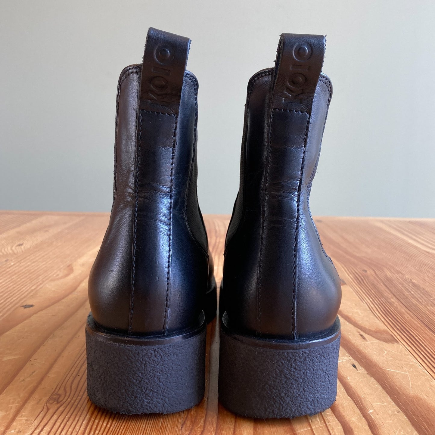 Koio Black Pull-On Leather Chelsea Ankle Boots - Size 38 - 1214CM