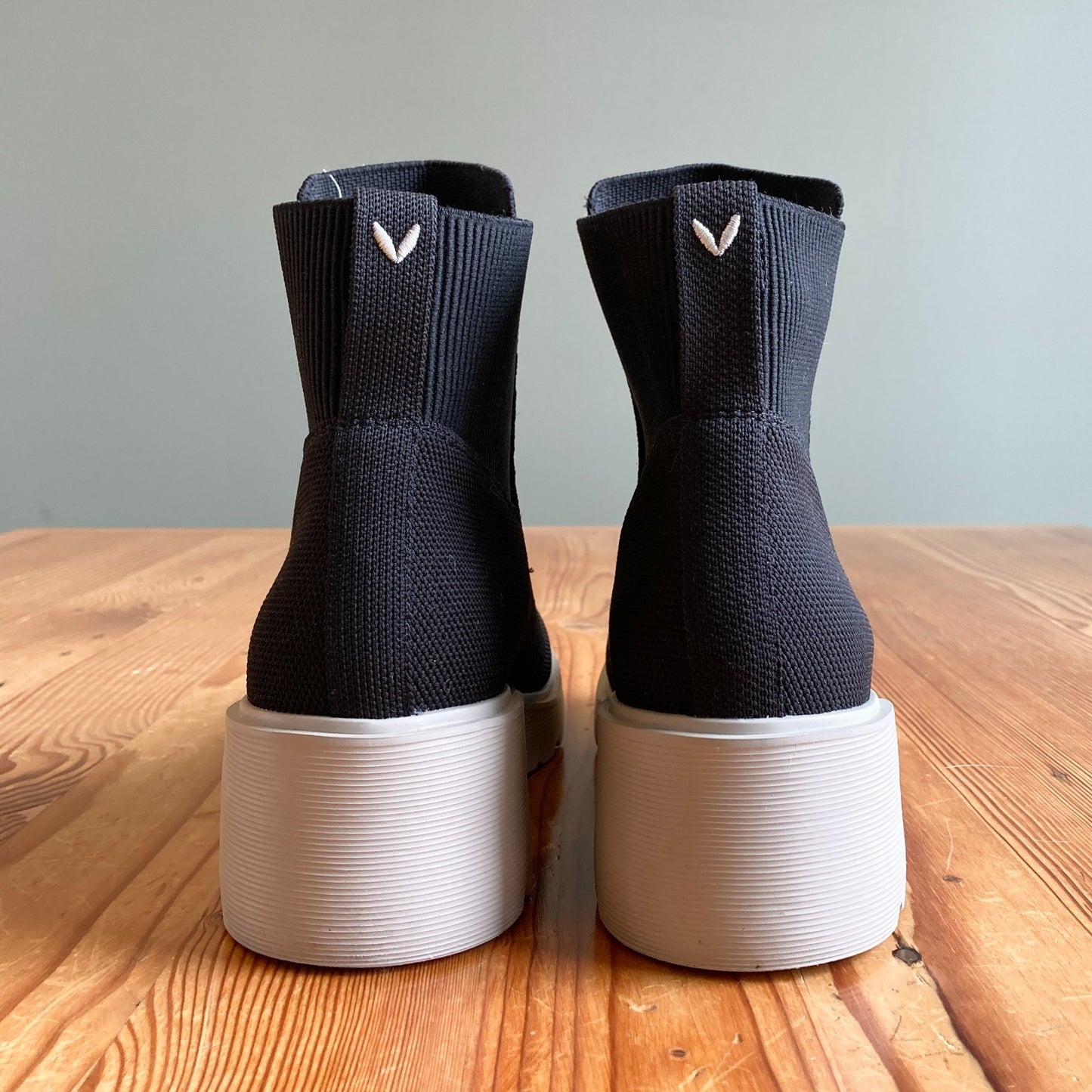 42 / 10-10.5 - Vivaia Black Round-Toe Platform Chunky Everly Boots 3333MC