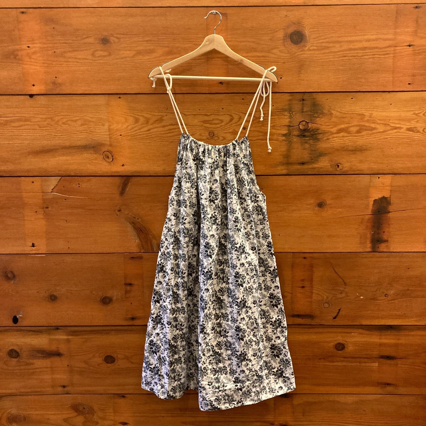 O/S - PIP SQUEAK CHAPEAU Navy White Floral Cotton Tie Strap Dress 0416JW