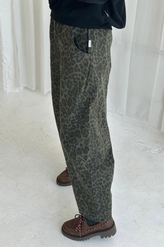 Le Bon Shoppe Green Leopard Patterned Arc Barrel Pants - Size M - 0624KB