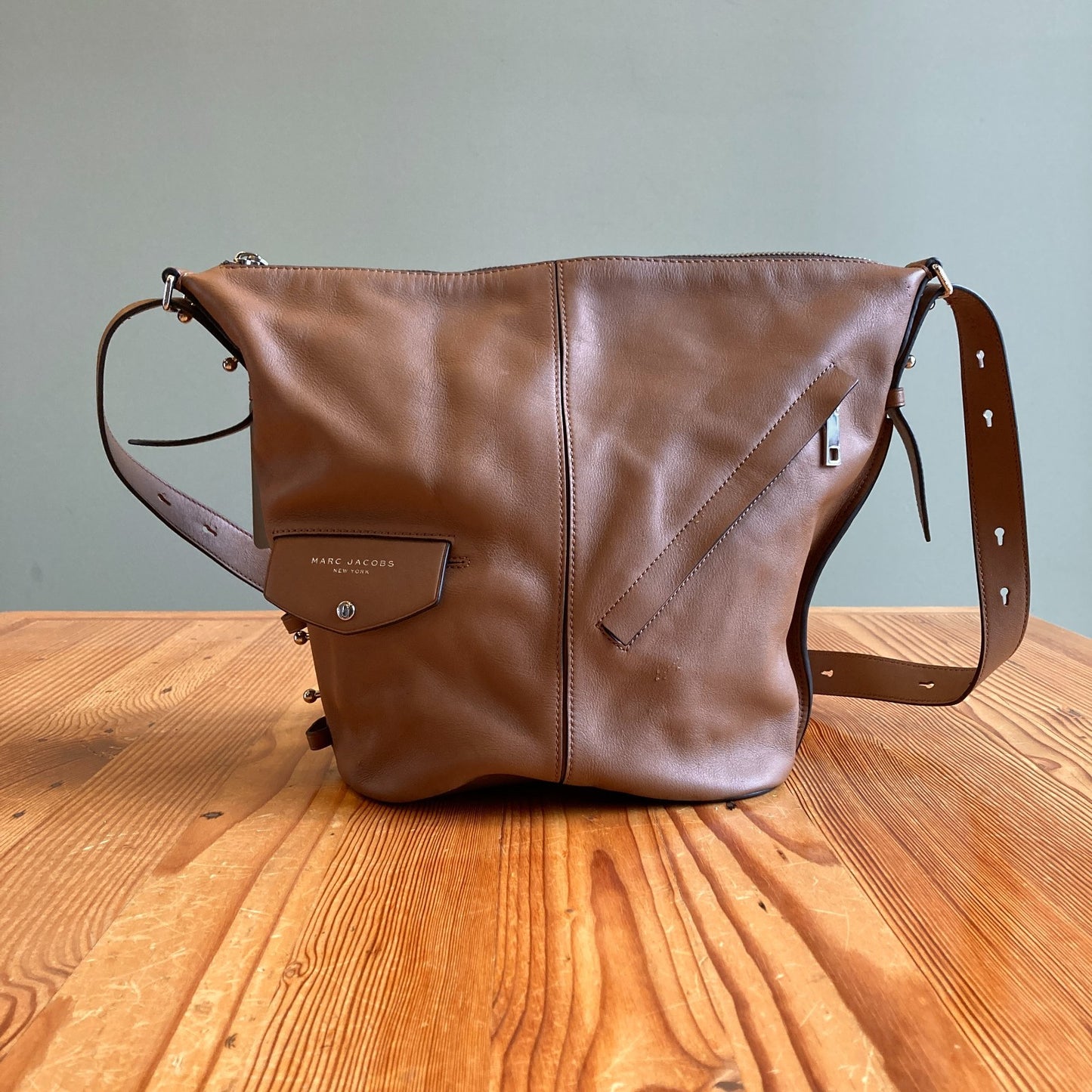 Marc Jacobs $495 Oak Brown Leather Sling Crossbody Purse Bag 0306ML