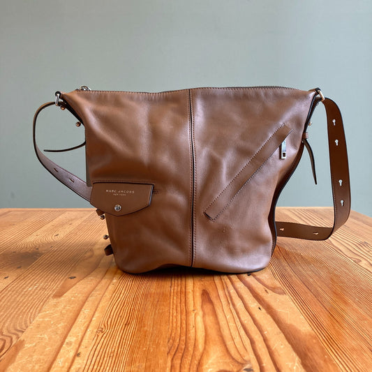 Marc Jacobs $495 Oak Brown Leather Sling Crossbody Purse Bag 0306ML