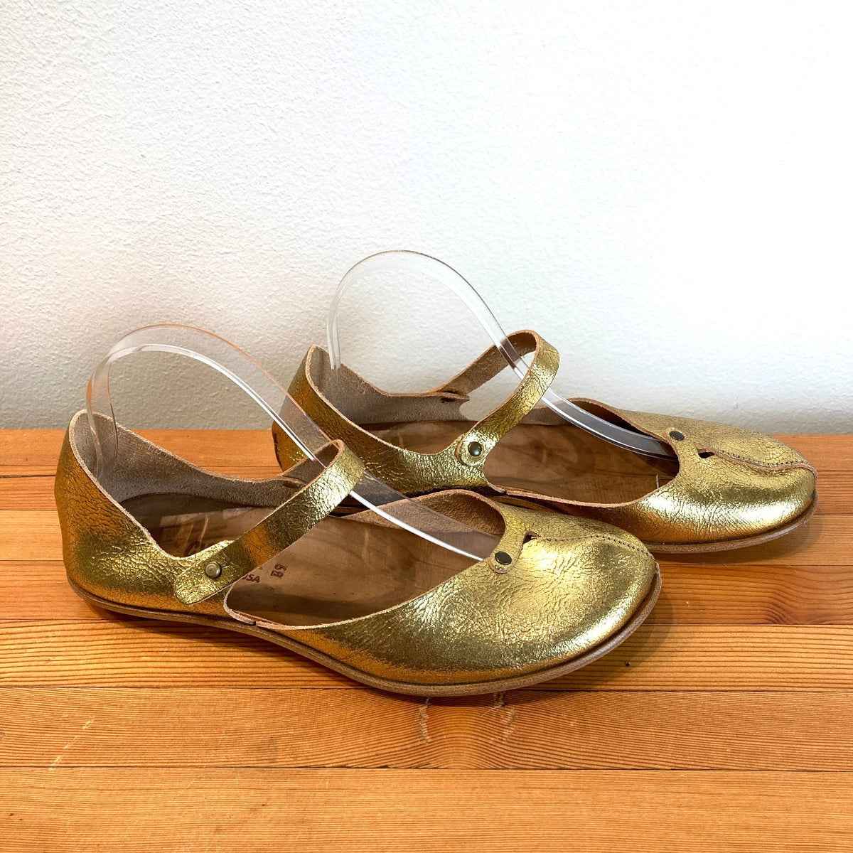 Cydwoq Gold Crackled Leather Maryjane Rouns Toe Flats Shoes - Size 39 - 0721DK