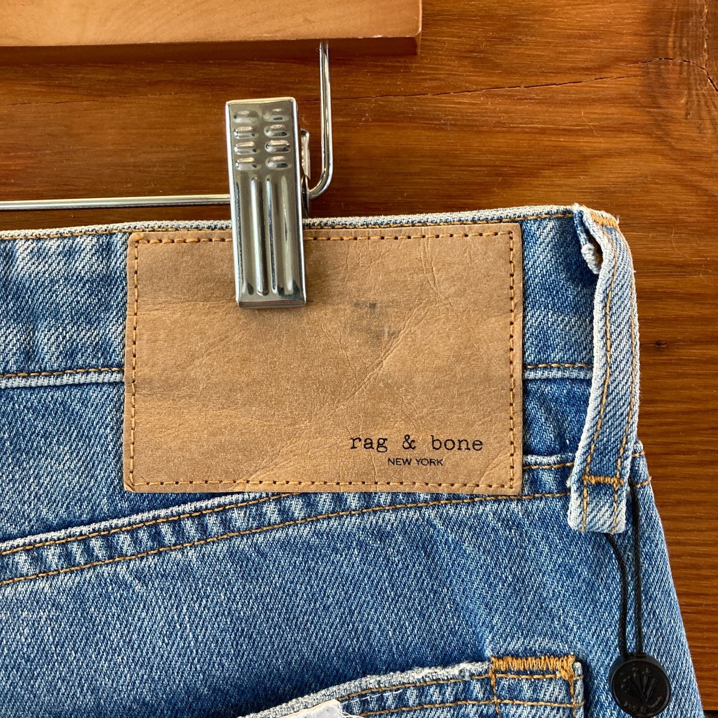 Rag & Bone Light Mid Rise Boyfriend Jones w/ Holes Jeans - Sz 31 - NEW - 0417DL