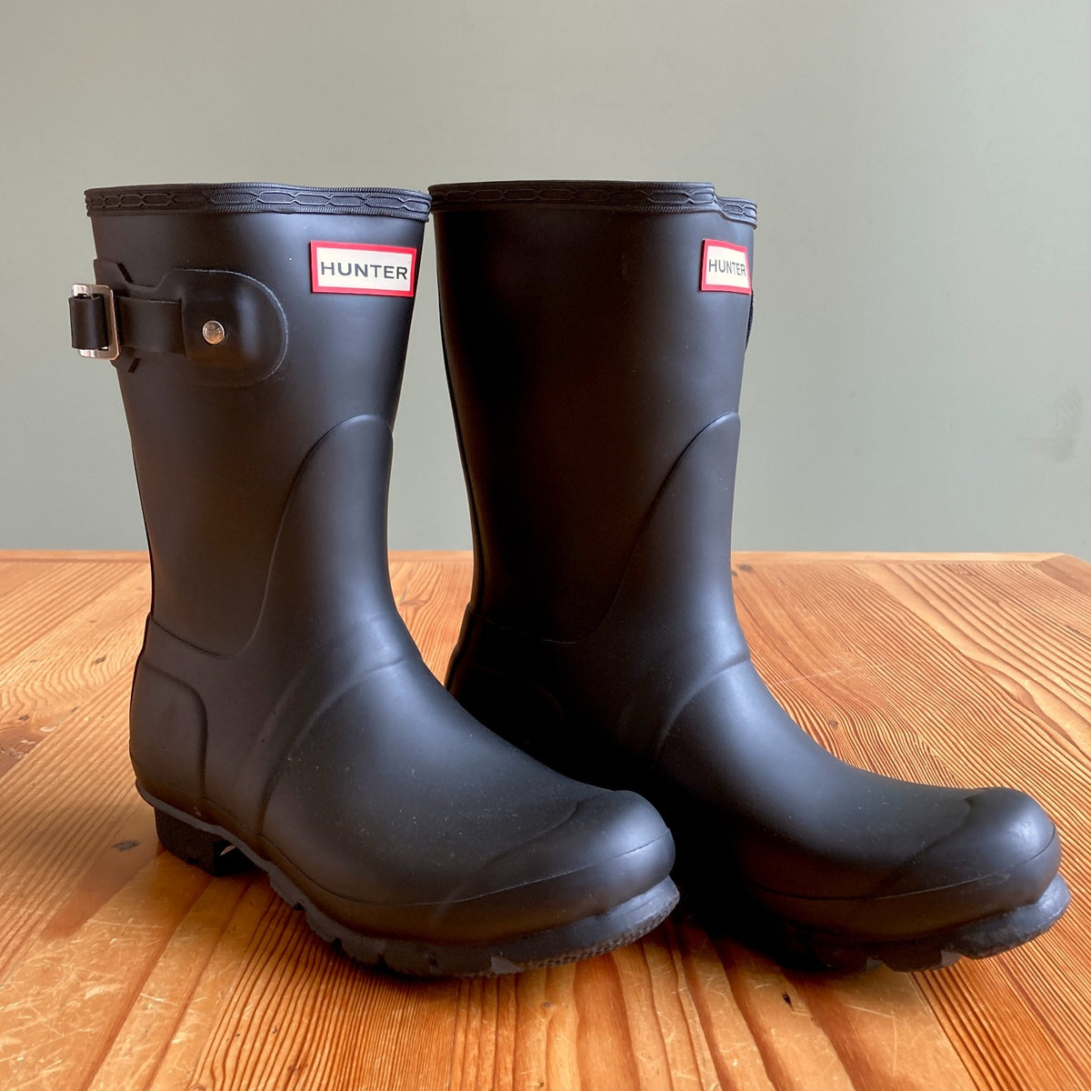 Hunter Black Original Short Rubber Rain Pull On Boots - Size 7 - w/ box - 0724HT