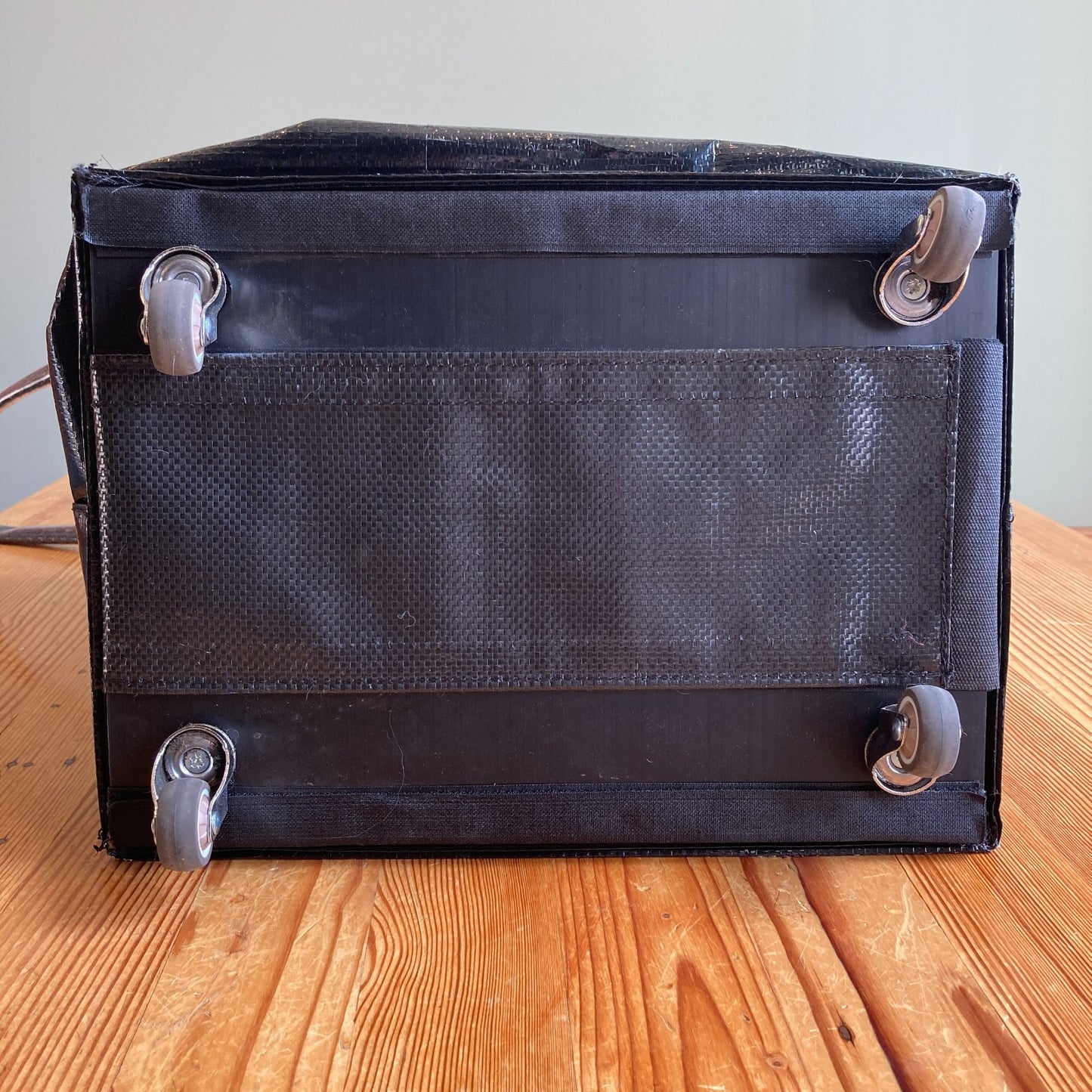 Hulken $125 Black Medium 16x12x20" Swivel Wheel Rolling Bag Tote - 0105MR
