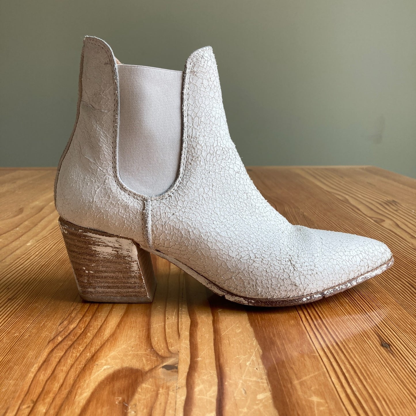 MoMa White Crackled Leather Point Toe Ankle Chelsea Boots - Size 36 / 6 - 1220MM