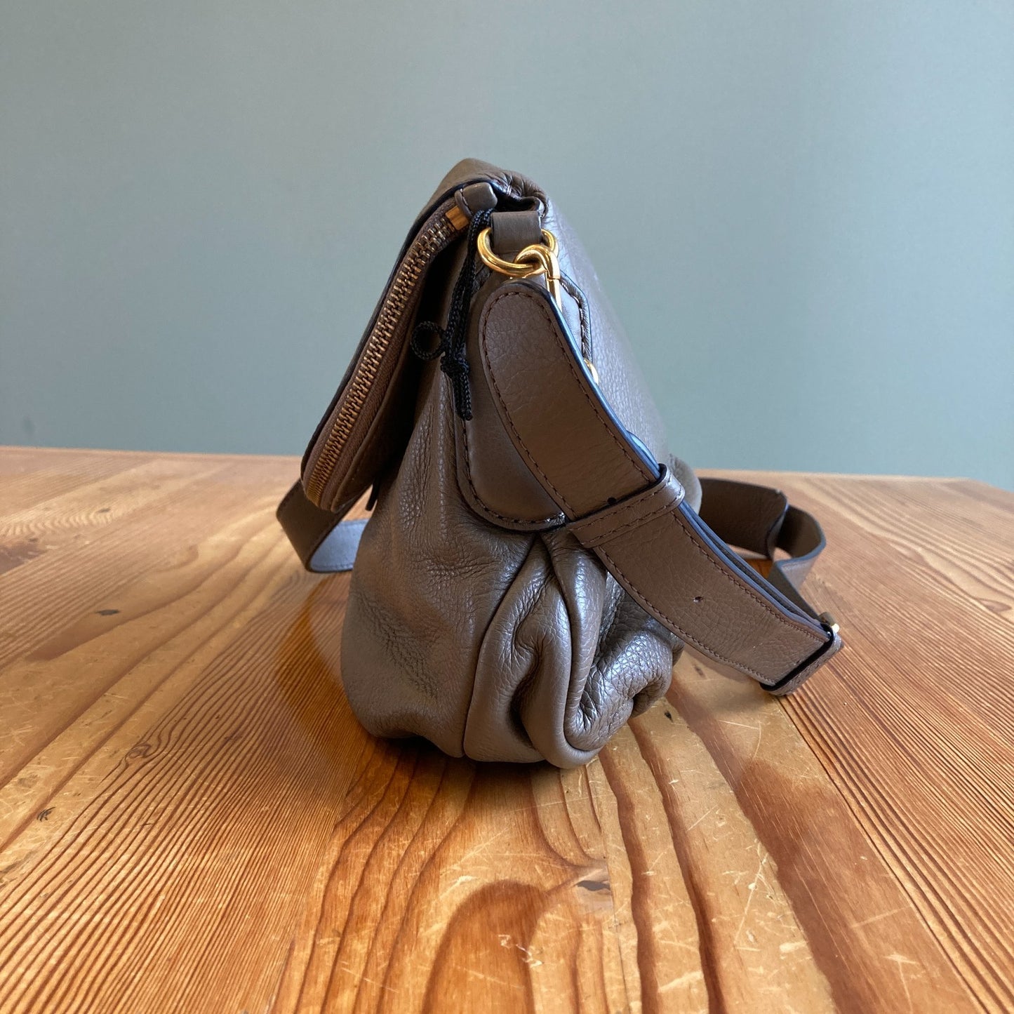 Marc by Marc Jacobs Gray Taupe Crossbody Natasha Classic Q Purse Bag 0306ML