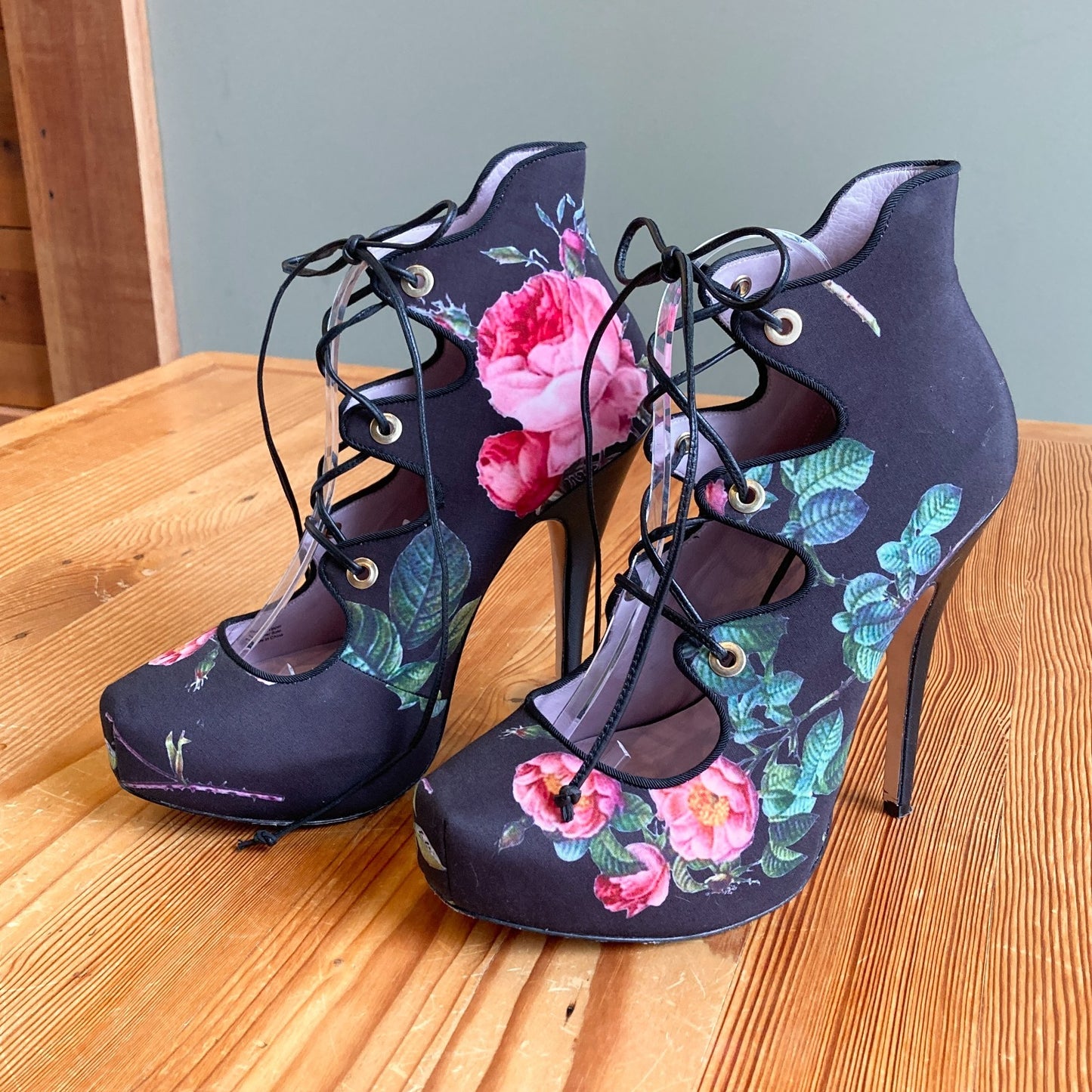 40 / 10 - Vivienne Westwood Anglomania Black Floral Lace Up Heels w/ Box 1021KD