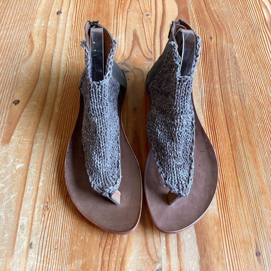 Cydwoq Gray Woven Thong Leather Dion Flat Sandals - Size 40 / 10 - 1114LH